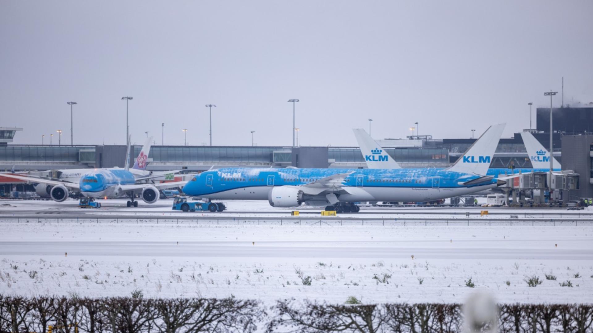 Olanda, blocată de cea mai grea iarnă de la începutul secolului: 700 de zboruri anulate, cozi kilometrice și blocaje uriașe - FOTO/VIDEO