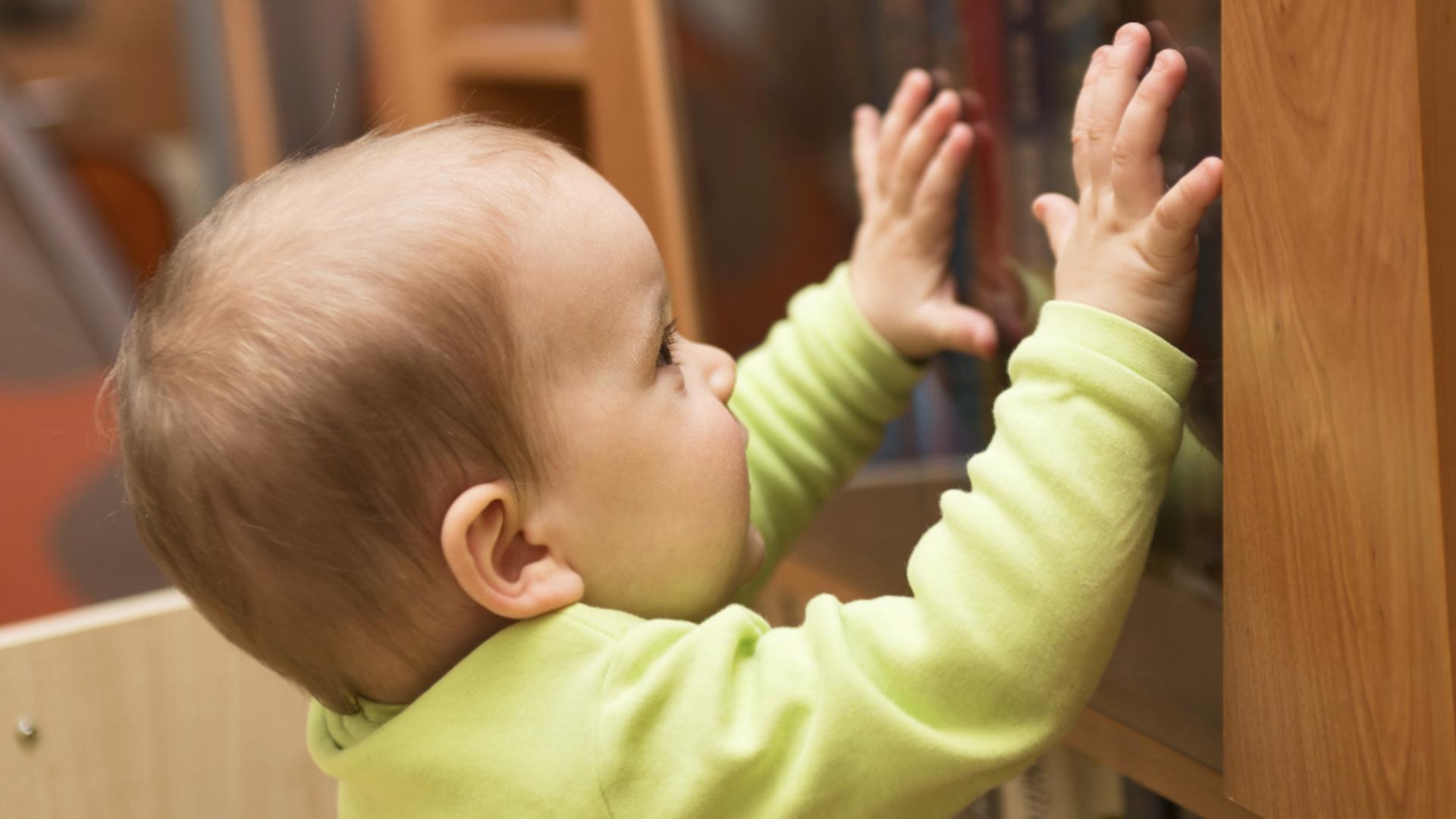 Copil rănit după ce un dulap s-a prăbușit peste ele: incident grav la o grădiniță din Baia Mare/ Profimedia