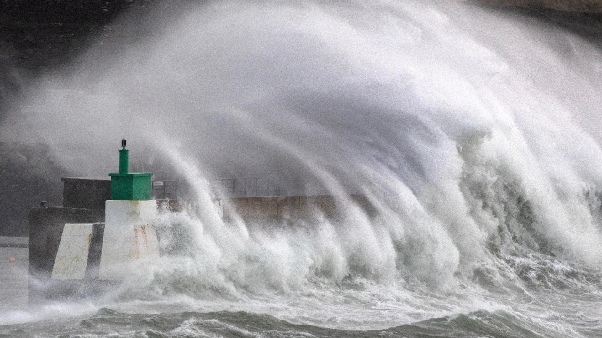 Franța, lovită crunt de furtuna Goretti: sute de mii de gospodării fără electricitate. Vânt de peste 200 km/h