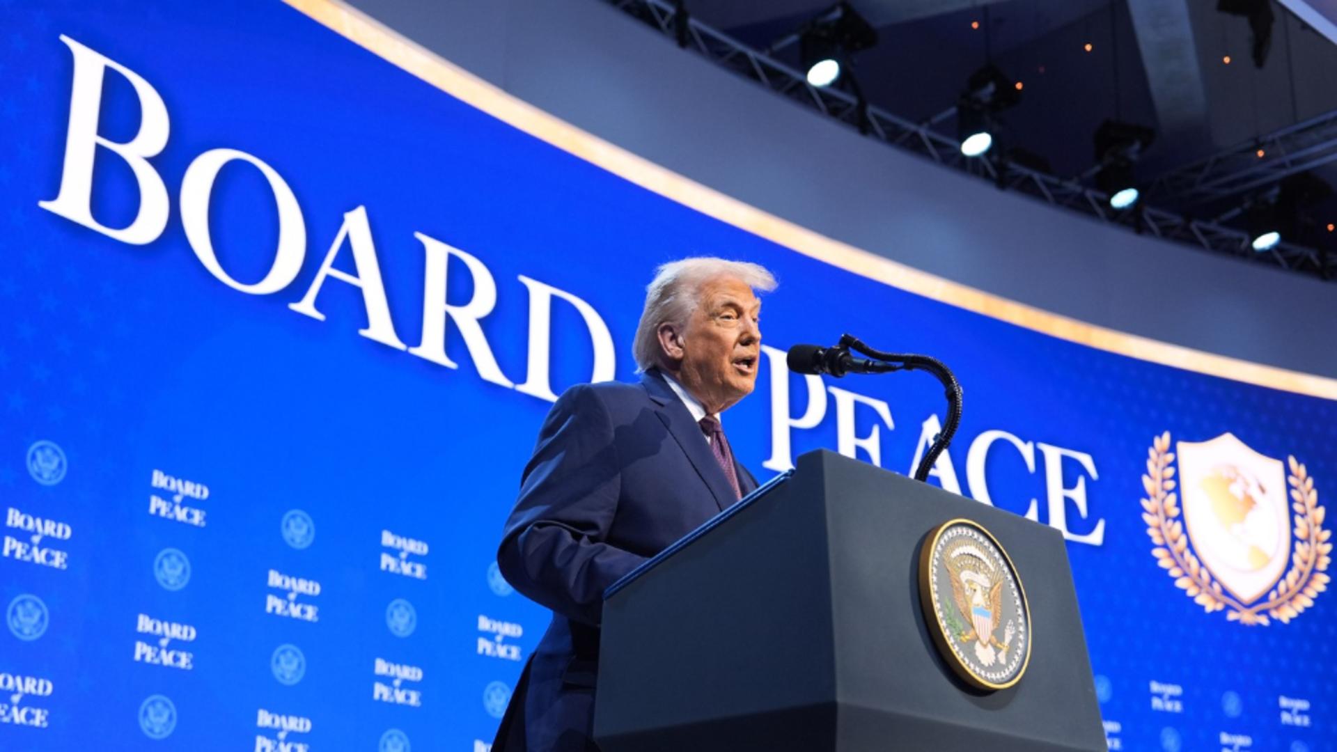 Donald Trump a prezentat semnătura pusă pe acordul de constituire