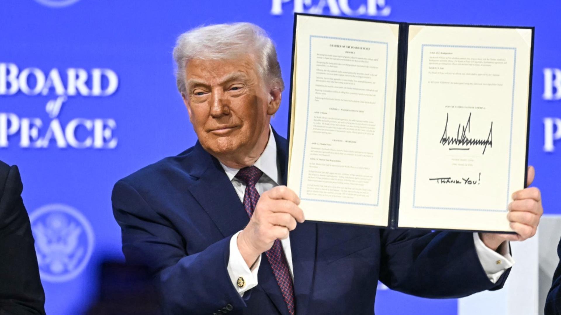 Donald Trump a prezentat semnătura pusă pe acordul de constituire