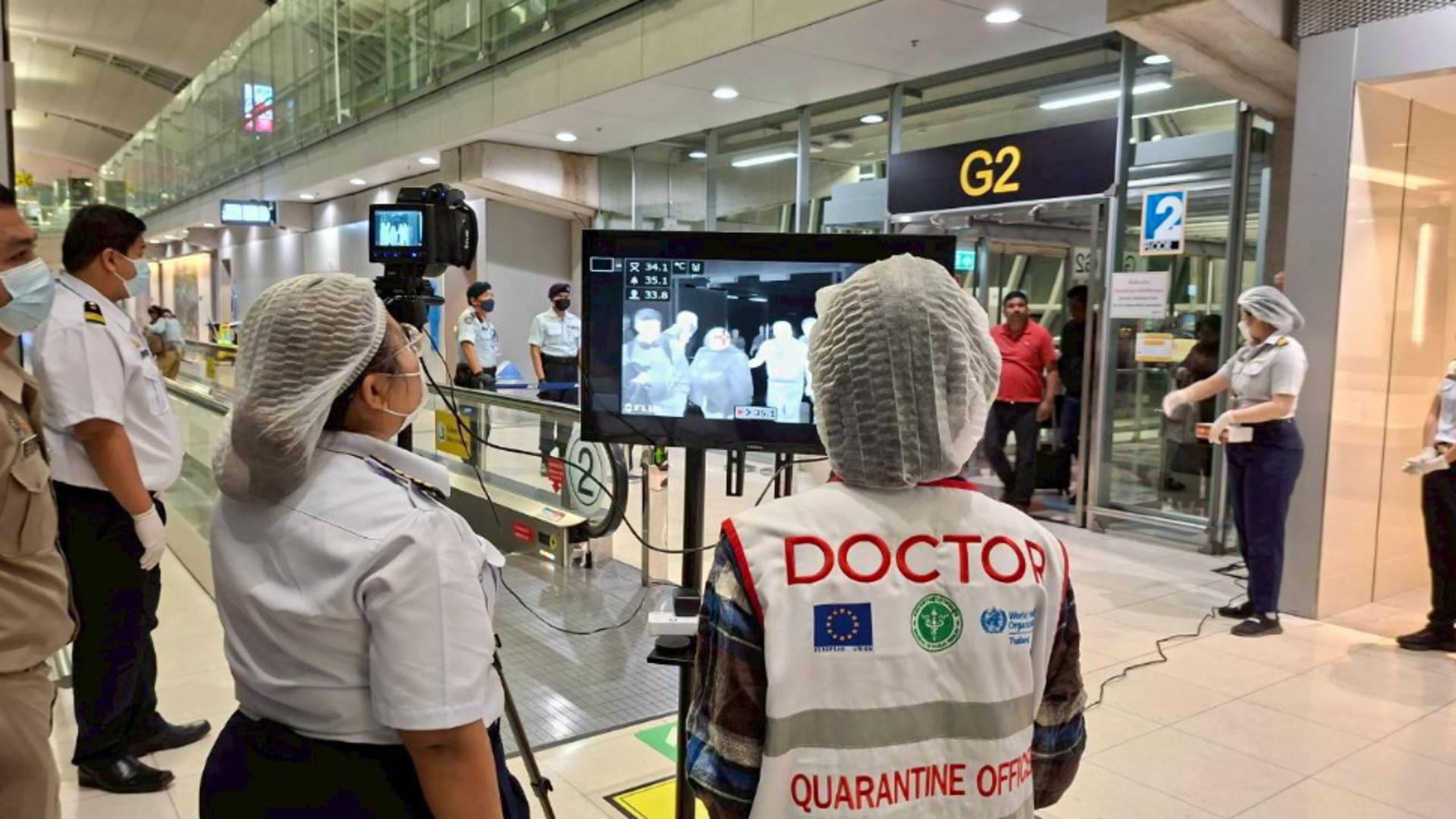 Triaj epidemiologic pe un aeroport internațional din Thailanda (Profimedia)