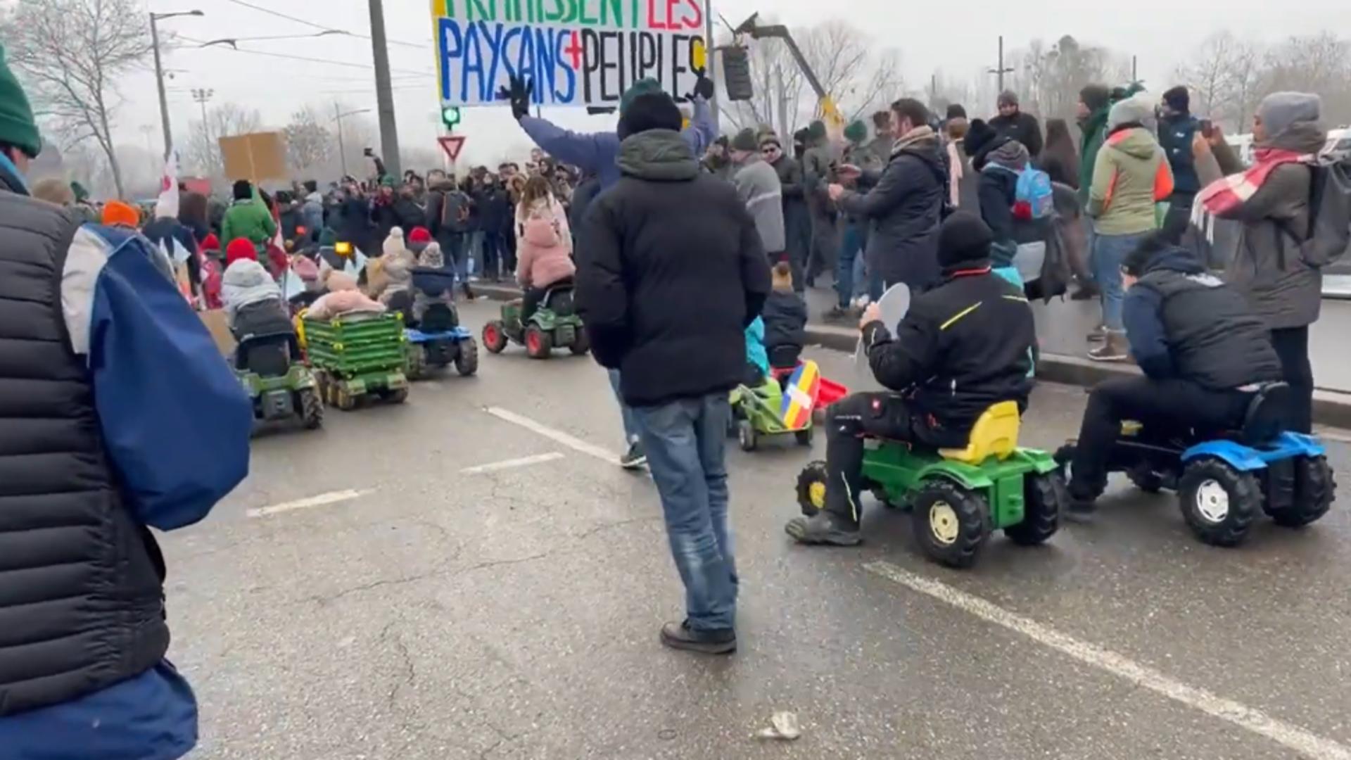 Fermierii și-au adus copiii pe minitractoare (foto: Mircea Sime)