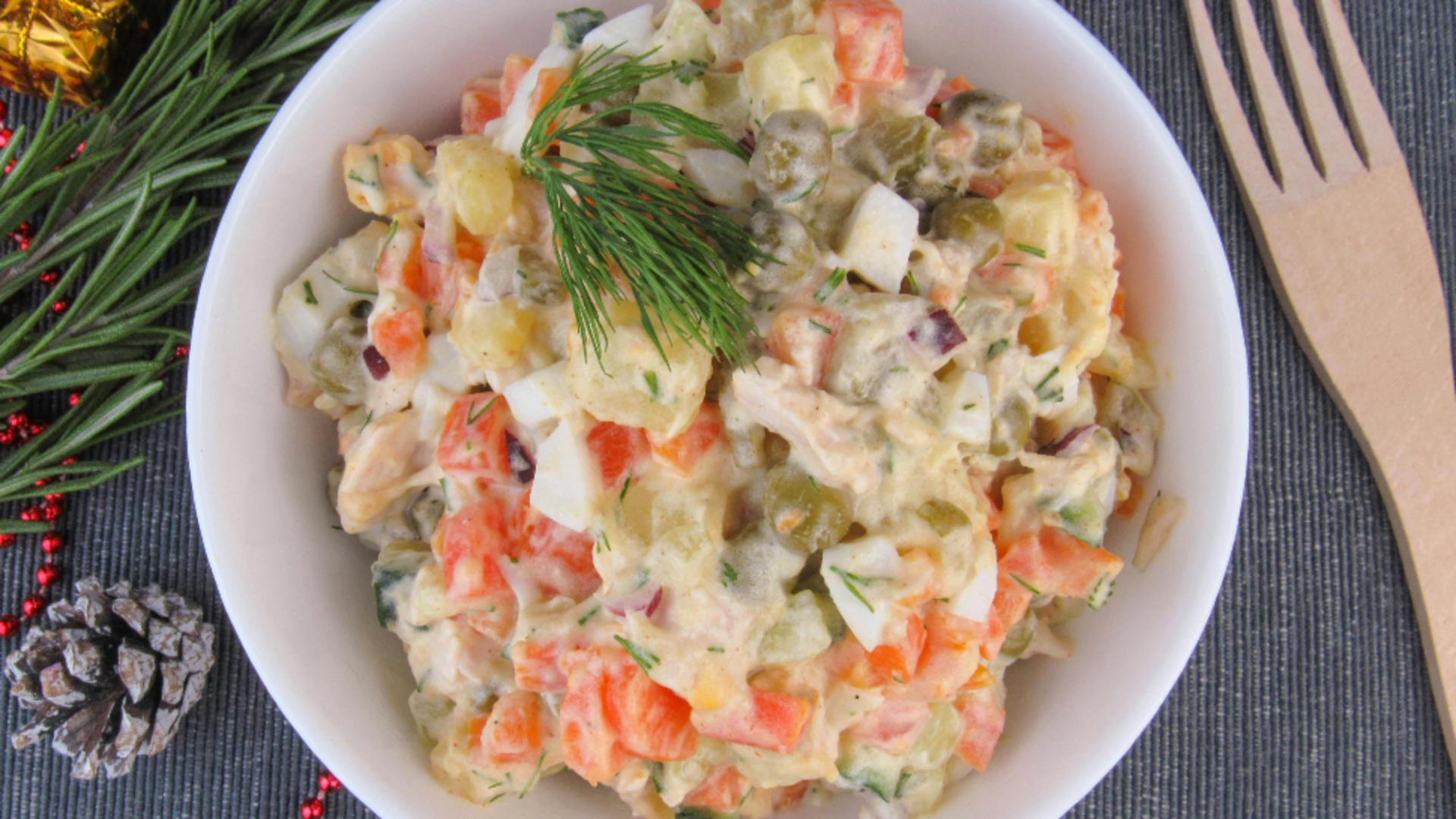 Salată de legume cu somon afumat și maioneză. Rețetă perfectă pentru o masă festivă