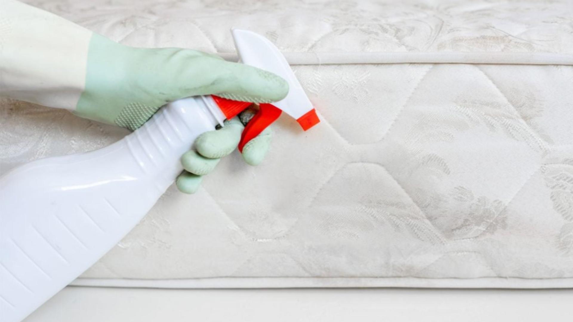 Metoda simplă și eficientă care va face salteaua de pat să arate ca nouă