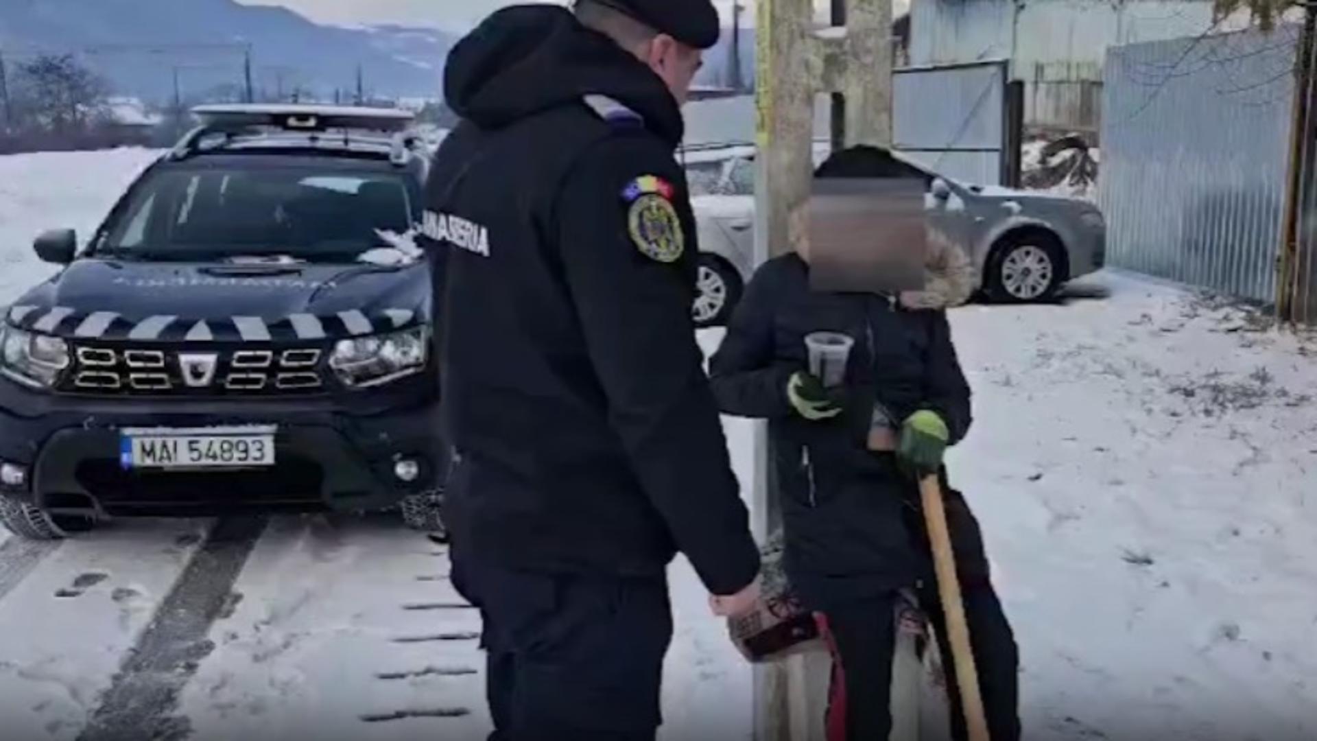 Bărbat salvat în ultima clipă. Gerul îi putea fi fatal, dacă nu interveneau jandarmii