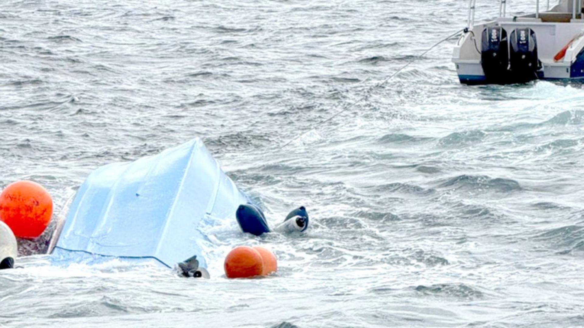 O barcă în care se aflau 25 de turiști francezi s-a răsturnat în Oman.