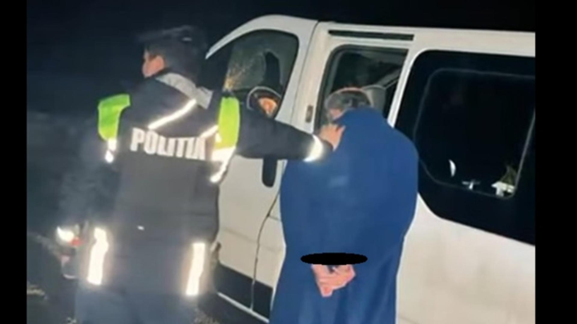 Polițiștii au spart geamul pentru a-l imobiliza