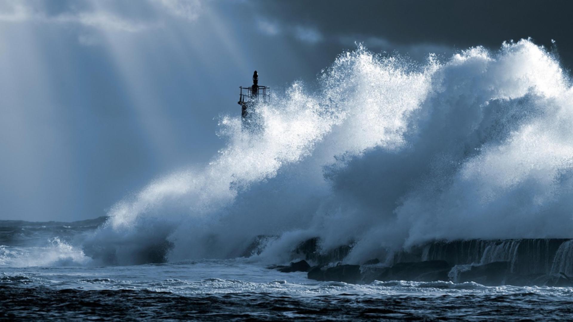 Furtună extremă în Anglia și Franța: alertă roșie de vânt și valuri uriașe pe coastele Atlanticului și Canalului Mânecii
