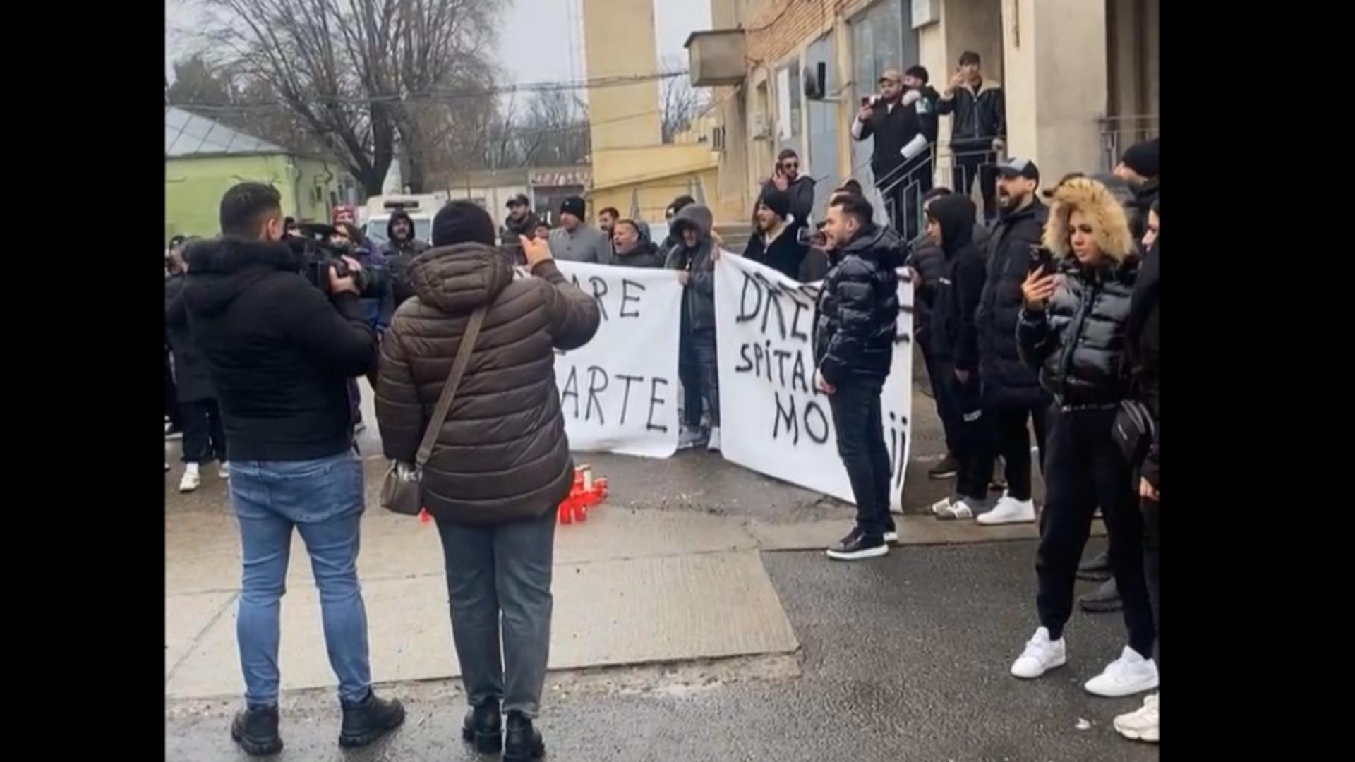 Zeci de cunoscuți ai tânărului mort protestează în curtea spitalului.