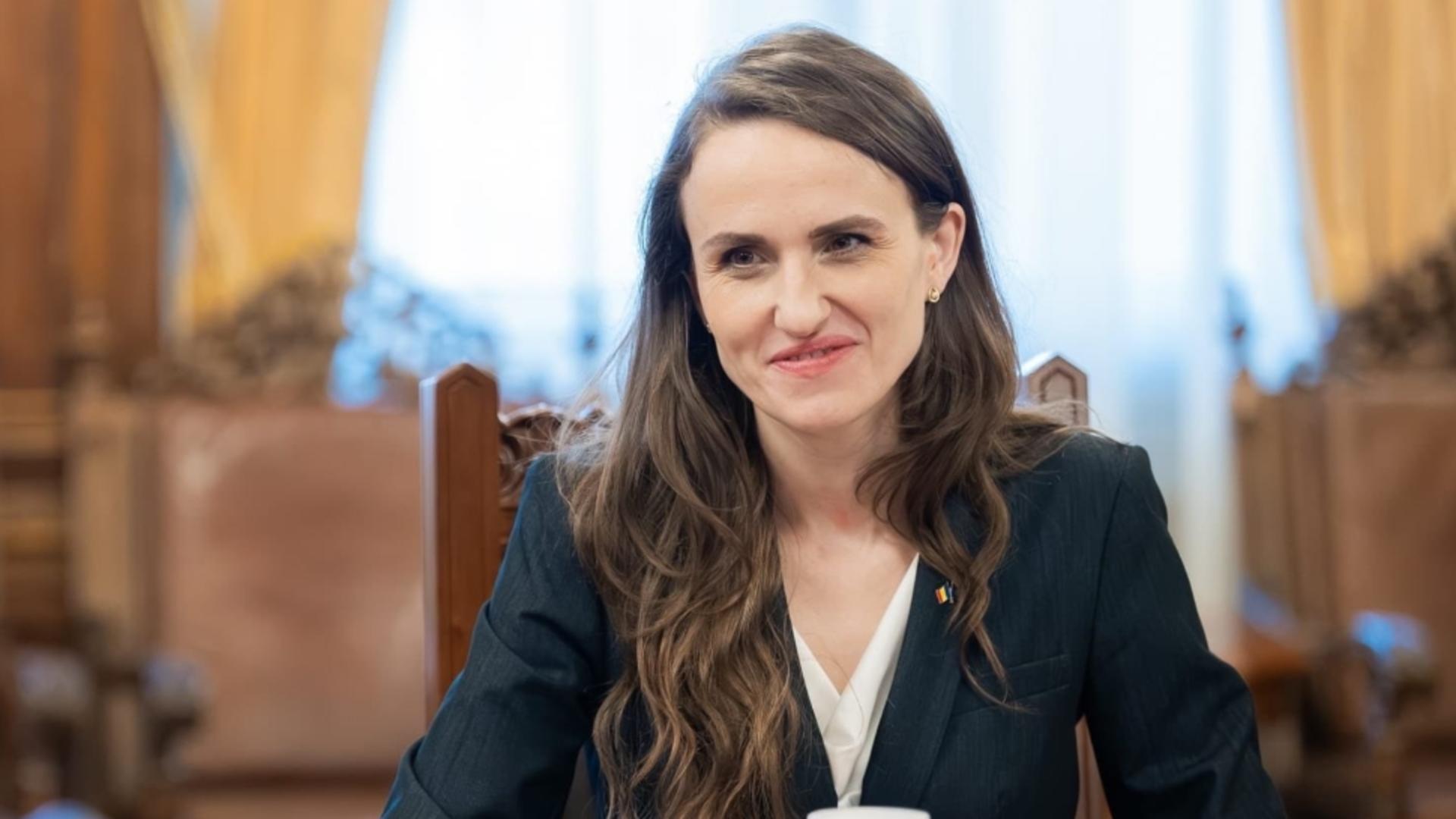 Oana Țoiu fuge în continuare de întrebările jurnaliștilor