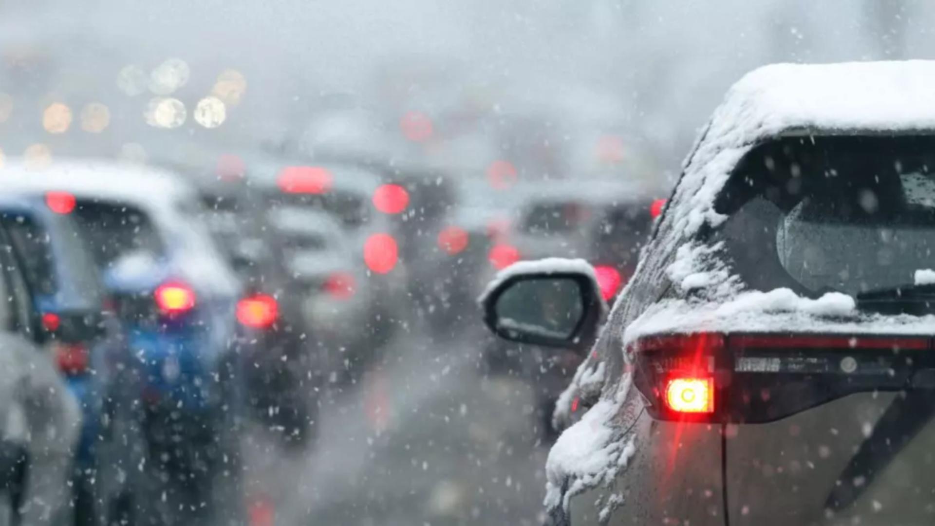 Mare atenție, șoferi. Se circulă în condiții de iarnă în Capitală și pe mai multe drumuri naționale din țară. Recomandările polițiștilor