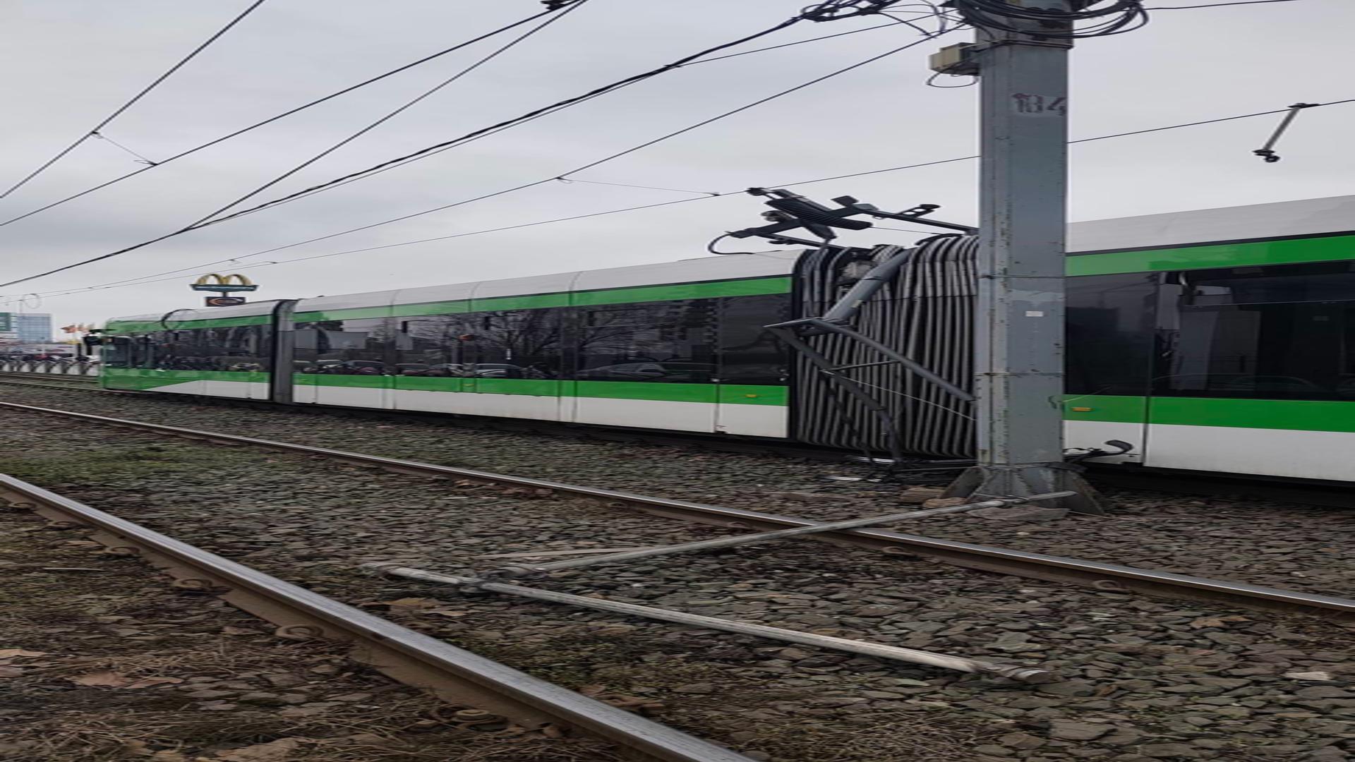 HAOS pe linia 41. Tramvaie blocate și rețea electrică distrusă la Pod Ciurel. A fost înființată linia navetă 641