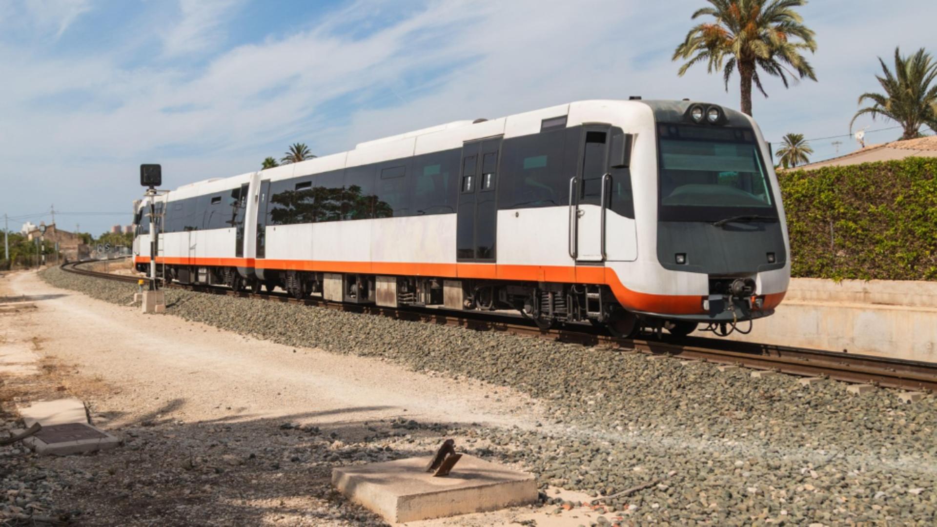 Un tram-tren poate să circule pe liniile de tramvai dar și pe cele de tren. Foto/Profimedia