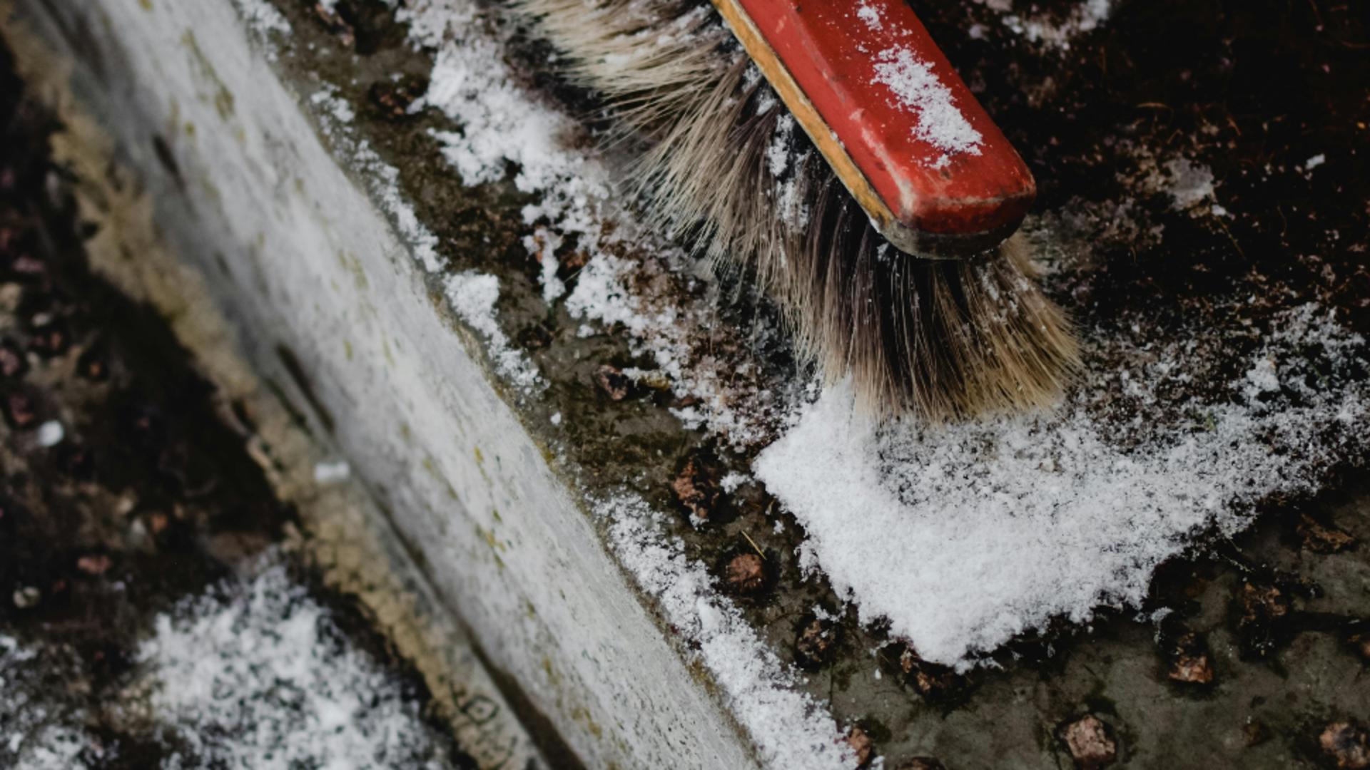 Cum să scapi de gheața de pe trepte fără să folosești sare. Soluții la îndemâna oricui