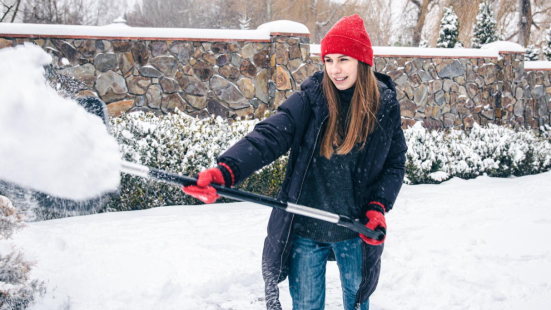 Ce riscă bucureștenii dacă nu curăță zăpada din fața casei. Puțini știu ce prevede legea și se pot trezi cu amenzi de la Poliția Locală