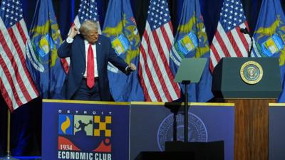 Donald Trump a făcut celebra sa figură de dans (Profimedia)