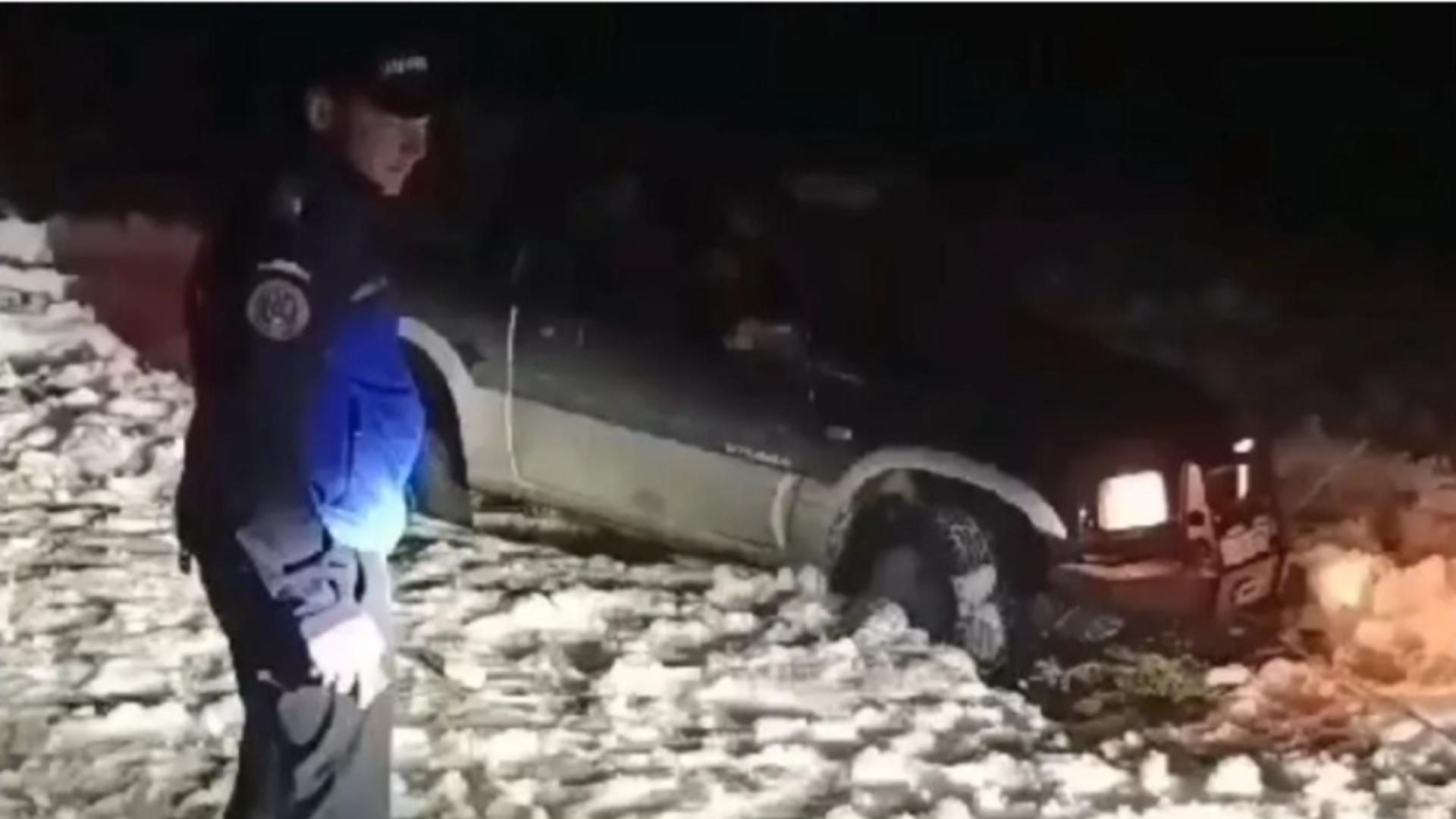 Misiune de salvare în Apuseni: familie cu trei copii, recuperată de jandarmii montani după ce a rămas BLOCATĂ în zăpadă/ Captură video 