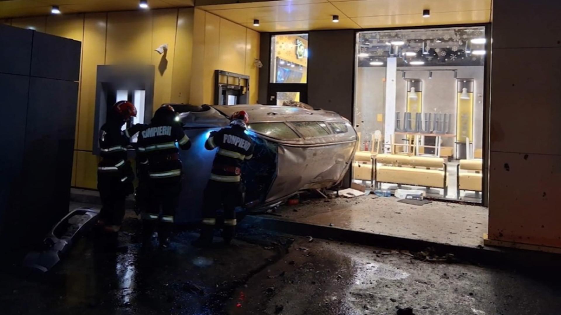 Mașină scăpată de sub control în Cluj: a rupt un stâlp și a intrat într-un restaurant/ Captură video