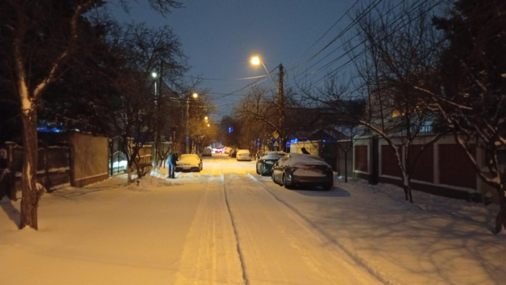 Capitala, paralizată de ninsori. Pasajul Lujerului, blocat. În Sectorul 1, străzile sunt blocate de zăpadă, Romprest nu a intervenit - FOTO LIVE TEXT