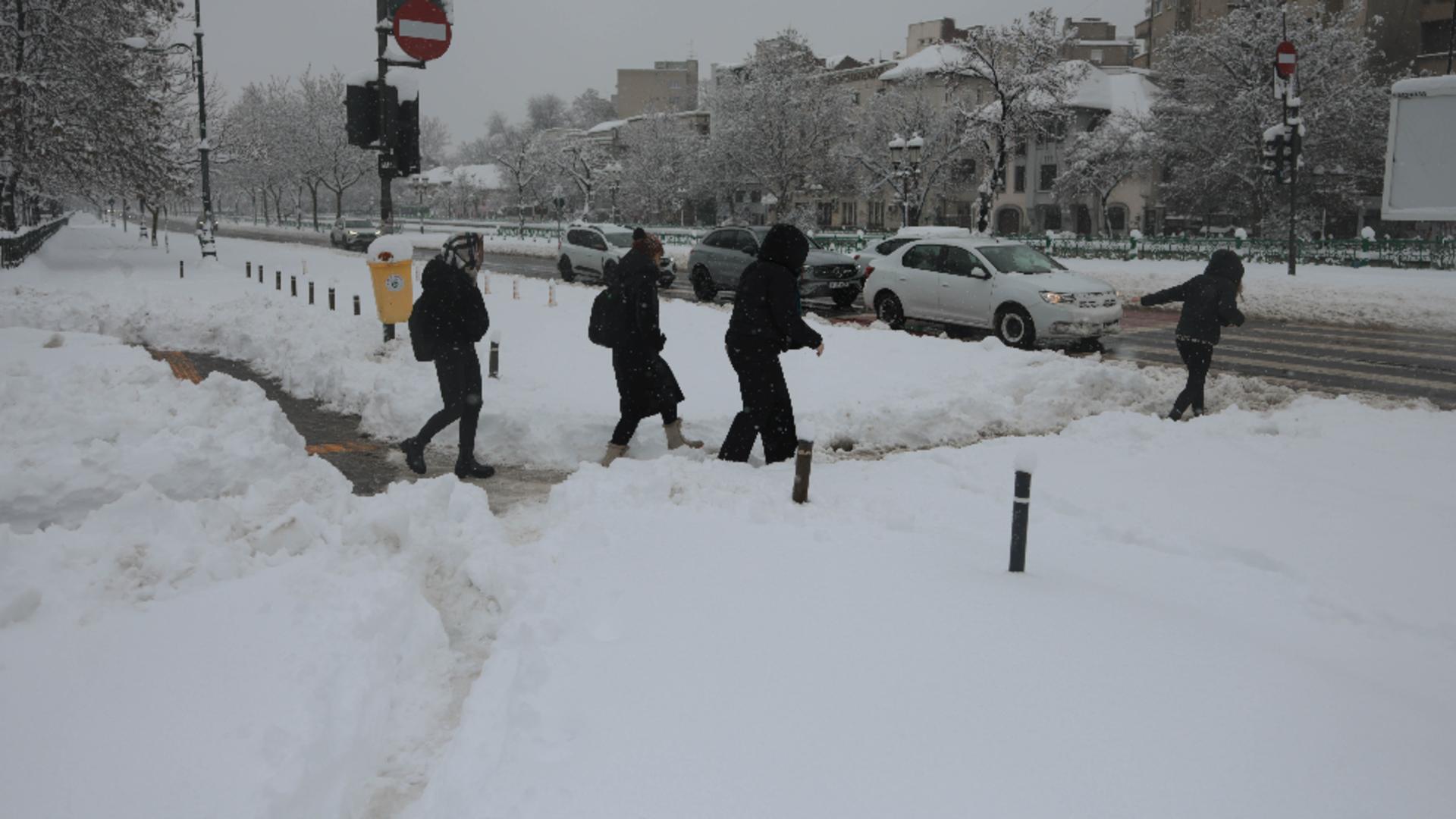 Blocaje masive în trafic, pe calea ferată și în aeroporturi după CODUL ROȘU de ninsori în București și Ilfov/ Inquam Photos / George Calin