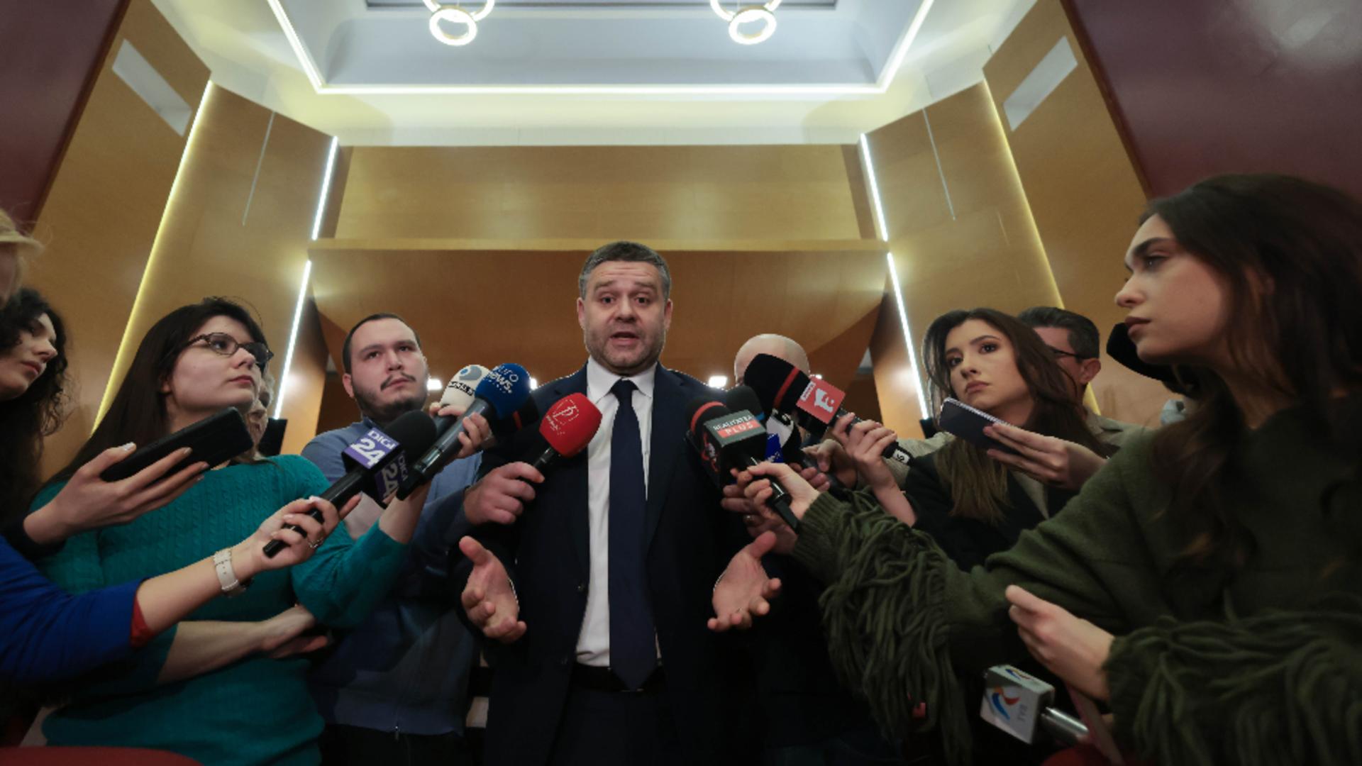 Ciprian Ciucu se spală pe mâini de craterele de pe șosele: pe cine dă vina edilul