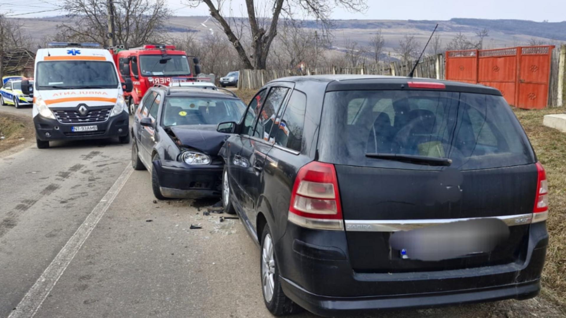 Trei persoane au ajuns la spital după un accident rutier în județul Neamț: două mașini s-au ciocnit frontal/ Foto: ISU Neamț