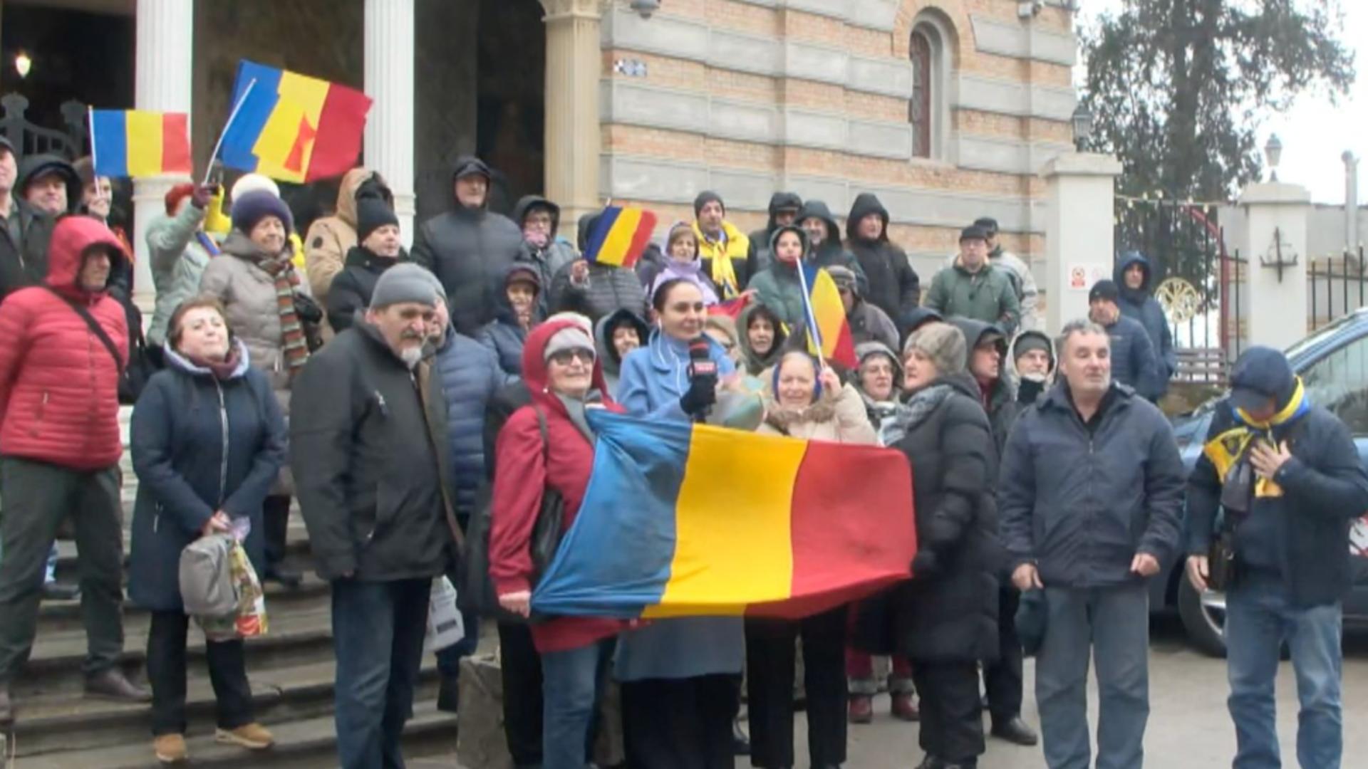 Alexandra Păcuraru, din mijlocul românilor prezenți la protest.