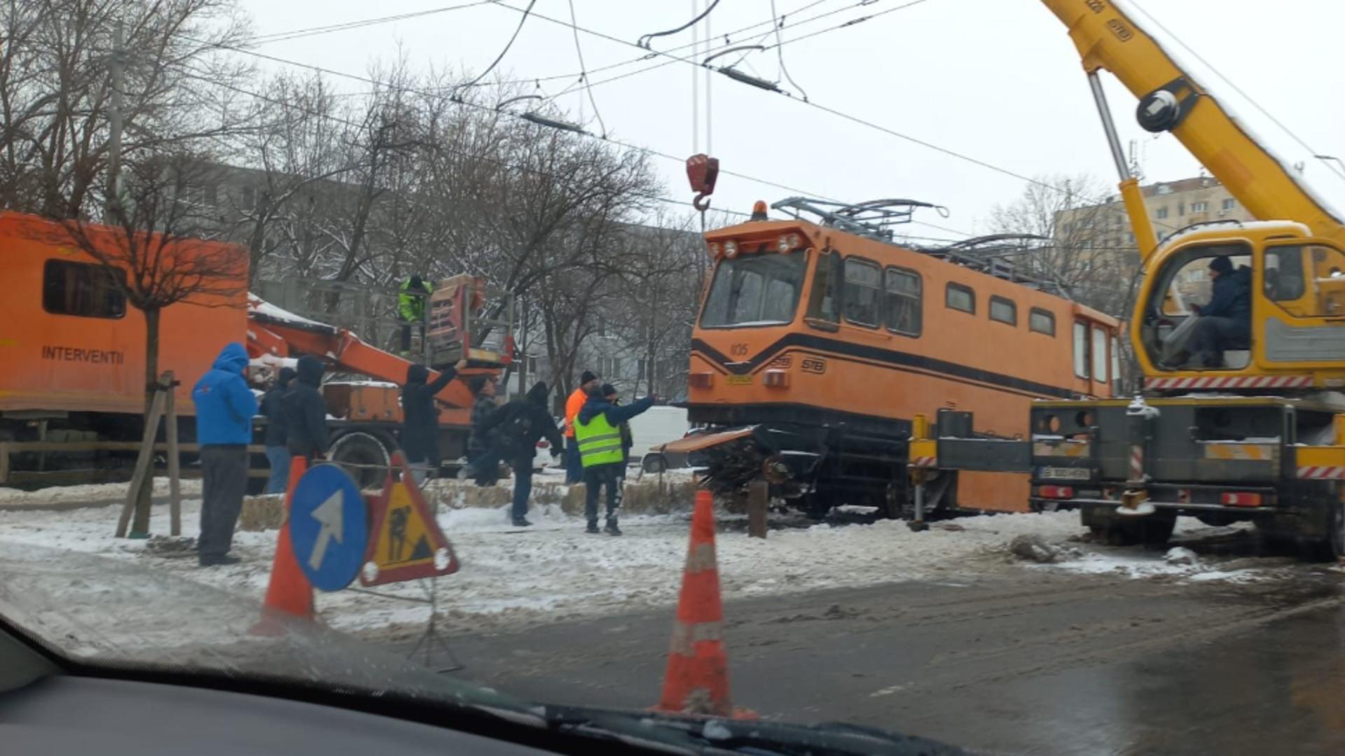 Haos generalizat în Capitală: după tramvaie, au început să deraieze și frezele de deszăpezire/ Facebook