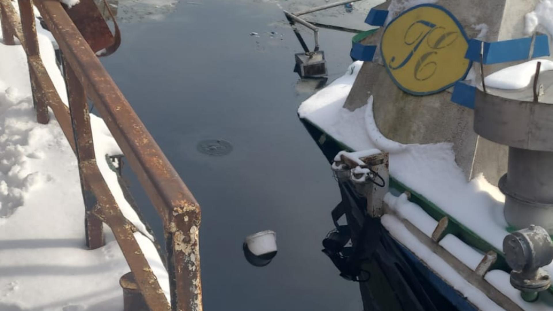 ALERTĂ de poluare cu petrol pe Dunăre după ce un împingător s-a scufundat! Ce spun reprezentanții de la Apele Române FOTO&VIDEO