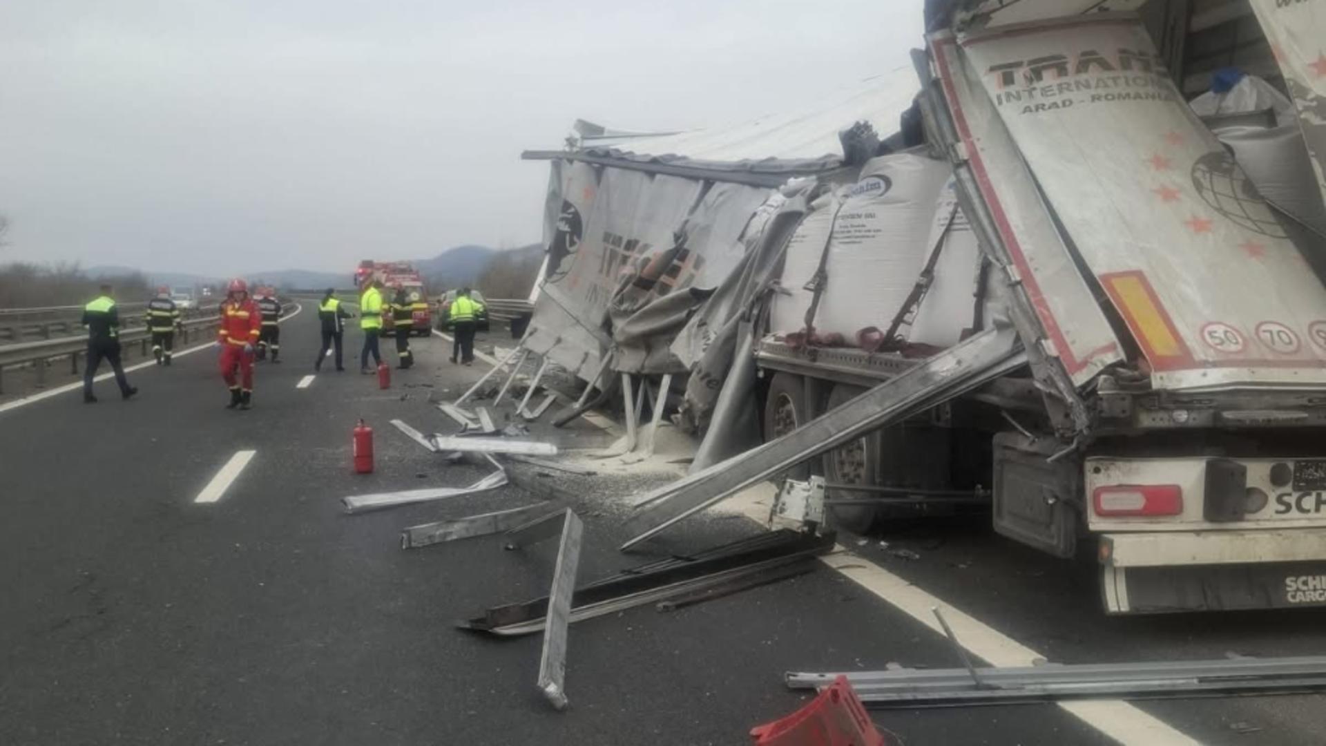 Pericol pe autostradă: două TIR‑uri, unul încărcat cu sulfat de amoniu, implicate într-un accident pe A1/ Facebook: Gazeta de Dimineață