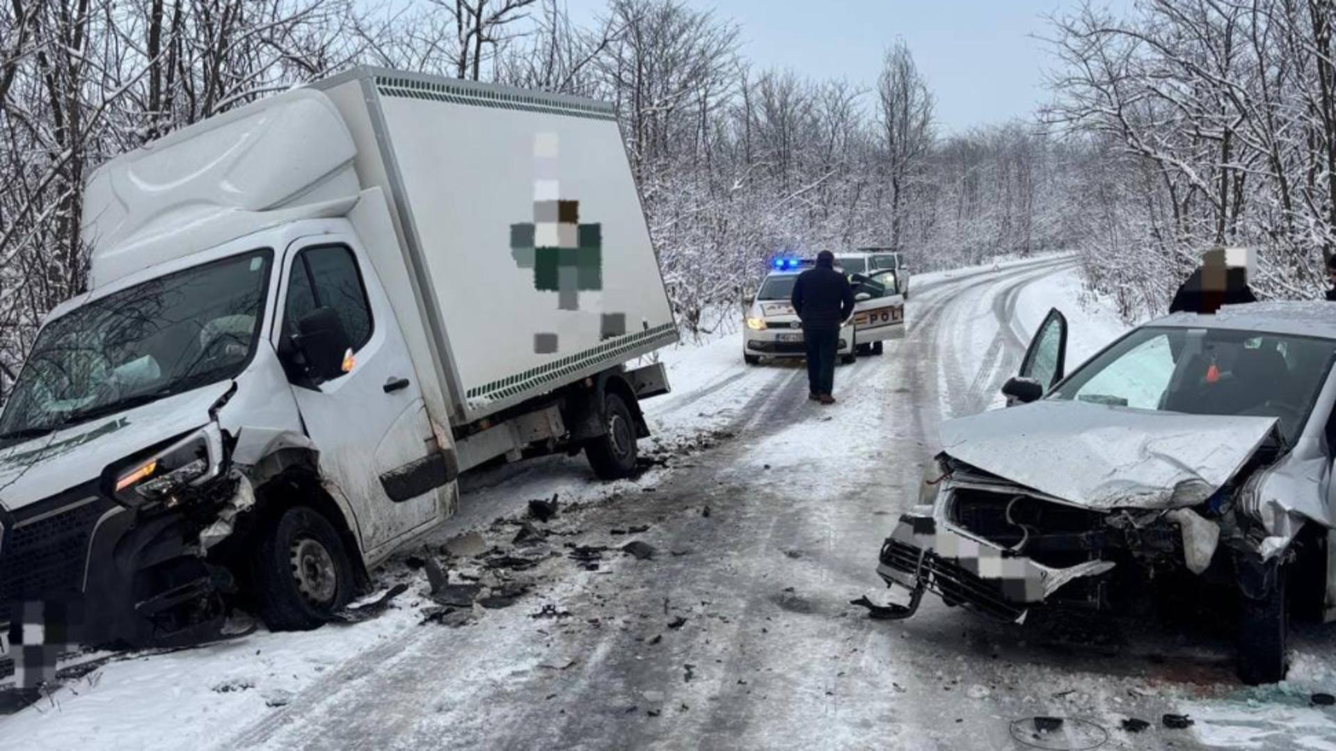 Accident pe DJ 606, în județul Mehedinți: o șoferiță a lovit o autoutilitară, un pasager rănit / Foto: Facebook 