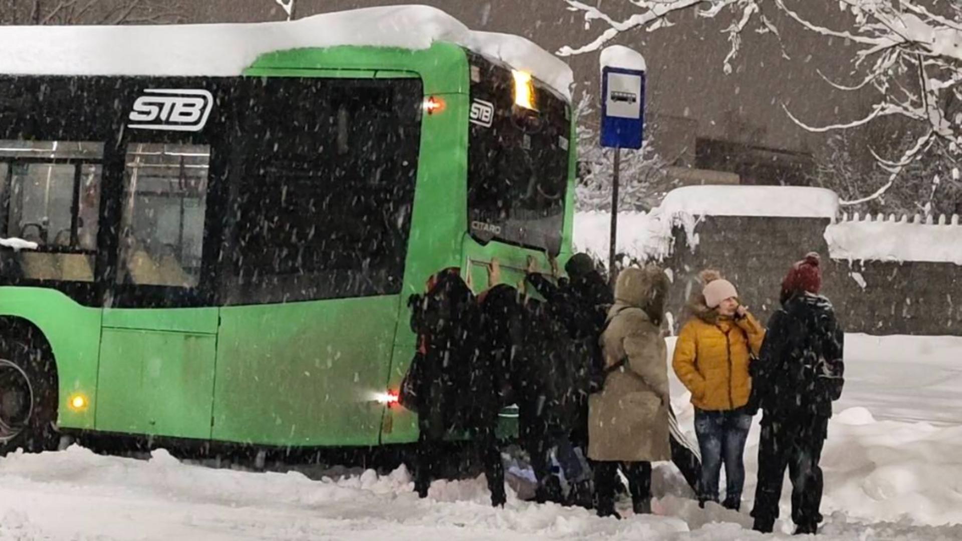 Autobuz STB „pus în mișcare” de călători. Foto/FB