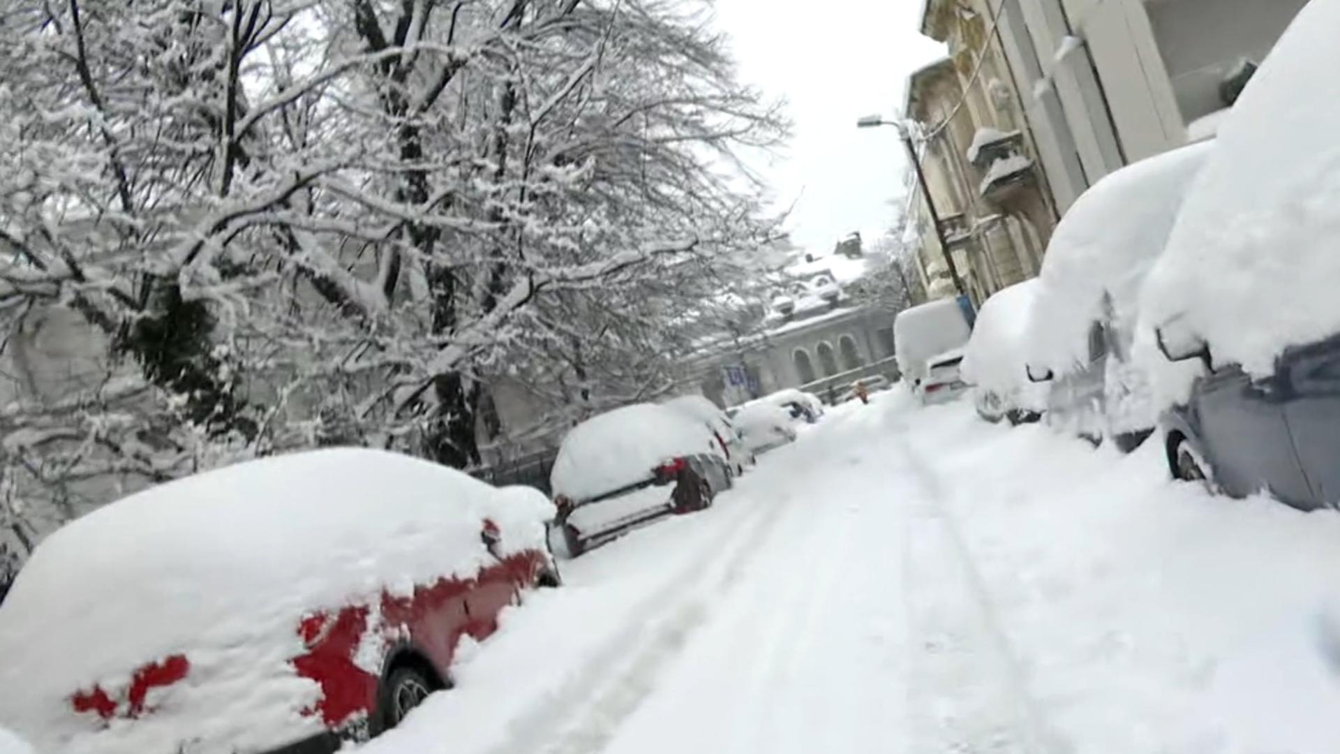 Zona de nord a Capitalei, complet BLOCATĂ după ninsorile abundente din ultimele ore/ Captură video