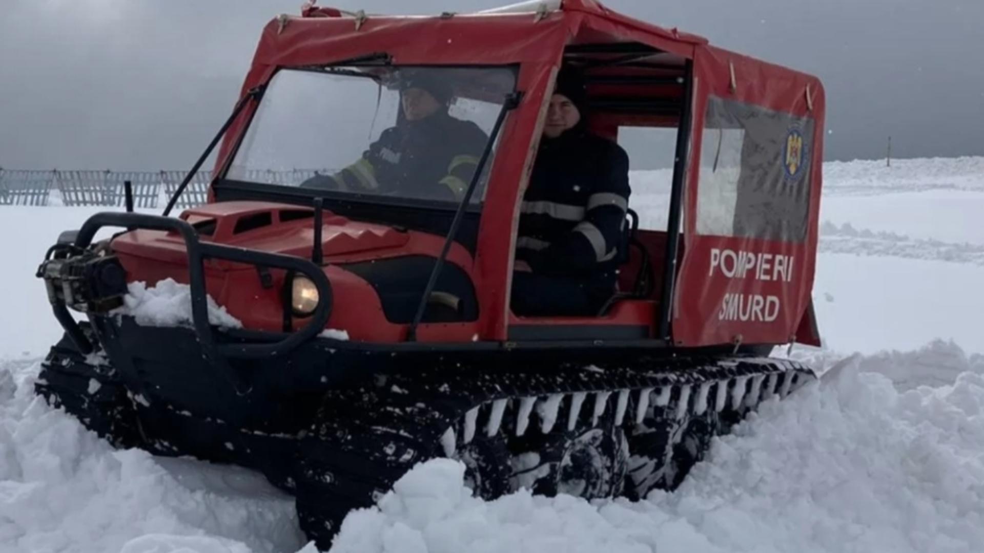 Persoană dependentă de oxigen, evacuată cu șenilata în județul Vrancea/ Foto: Monitorul de Vrancea