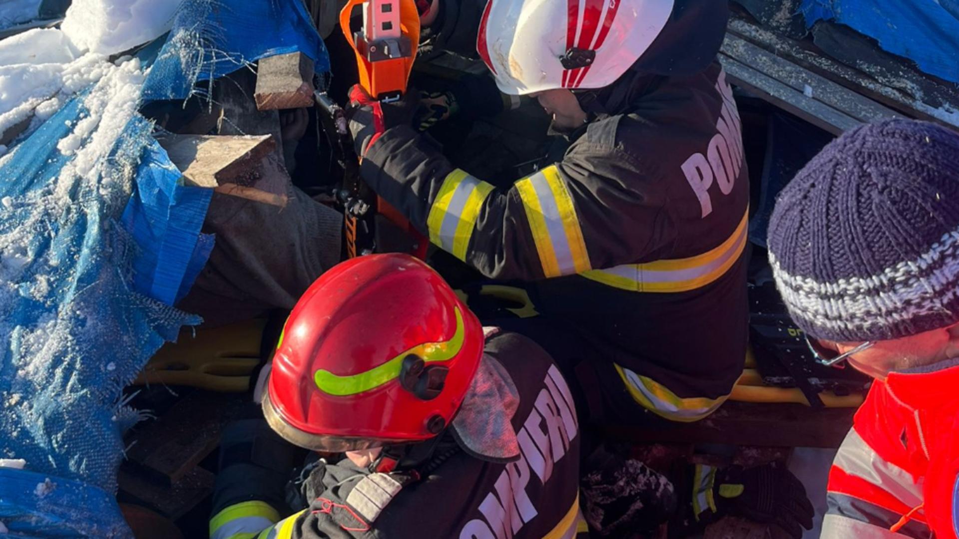 Persoană din Ploiești, scoasă de pompieri de sub dărâmături.