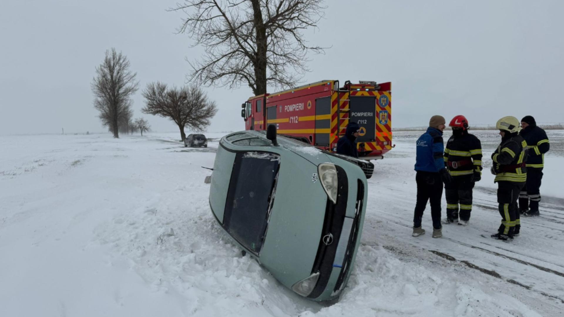 Zeci de drumuri naționale și șosele au fost complet blocate. Foto/ISU