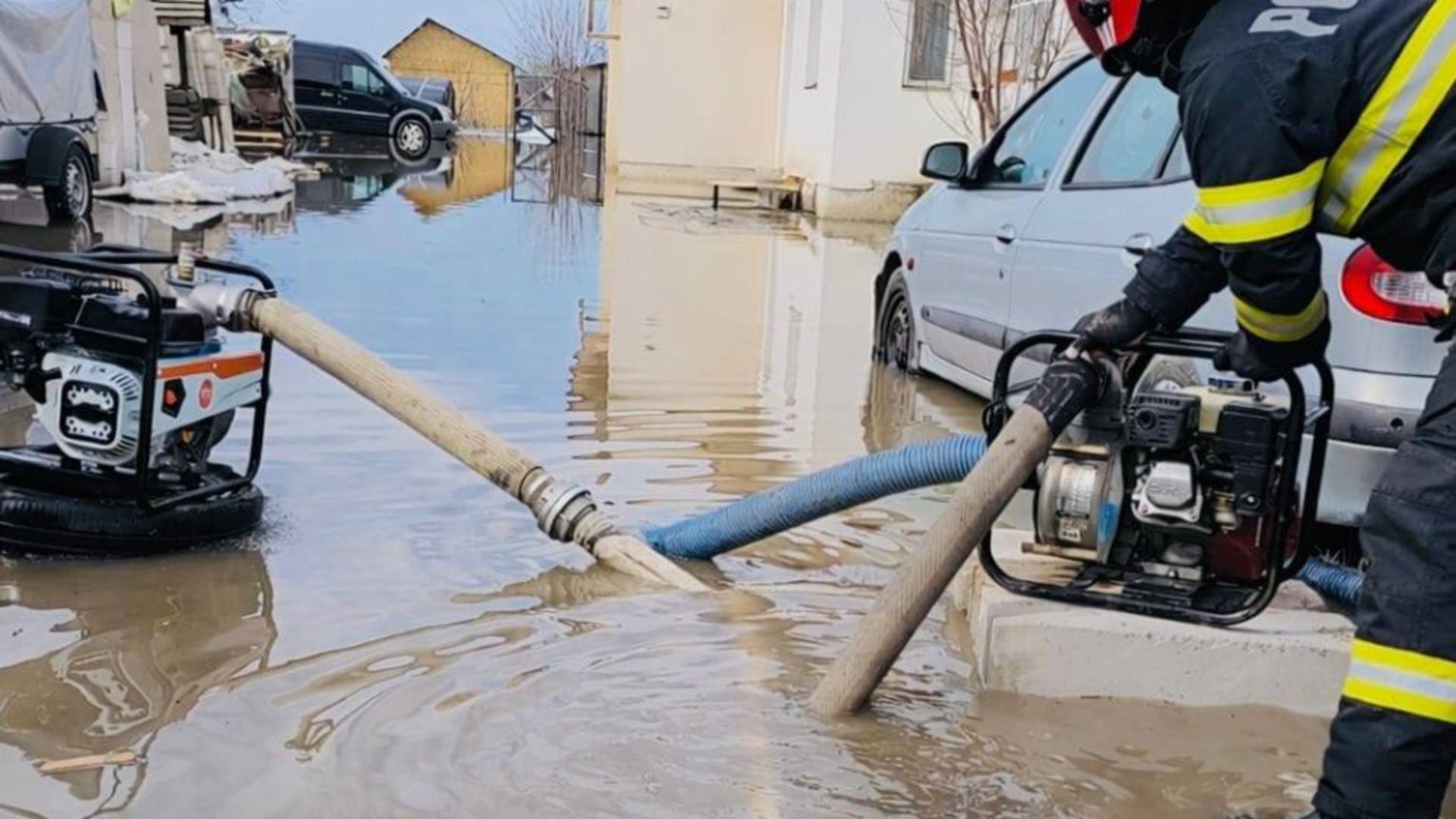 Mai multe curți inundate la Mihăilești și Bolintin‑Vale după topirea zăpezii. Pompierii au intervenit pentru evacuarea apei/ Foto: foto: ISU Giurgiu