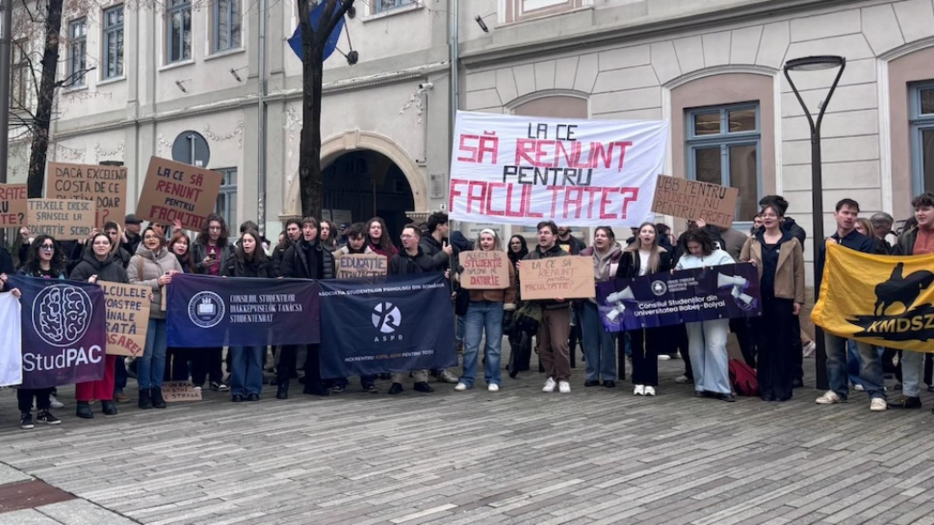 Bolojan i-a scos pe studenții de la UBB Cluj în stradă. Sursa foto: Monitorulcj.co.