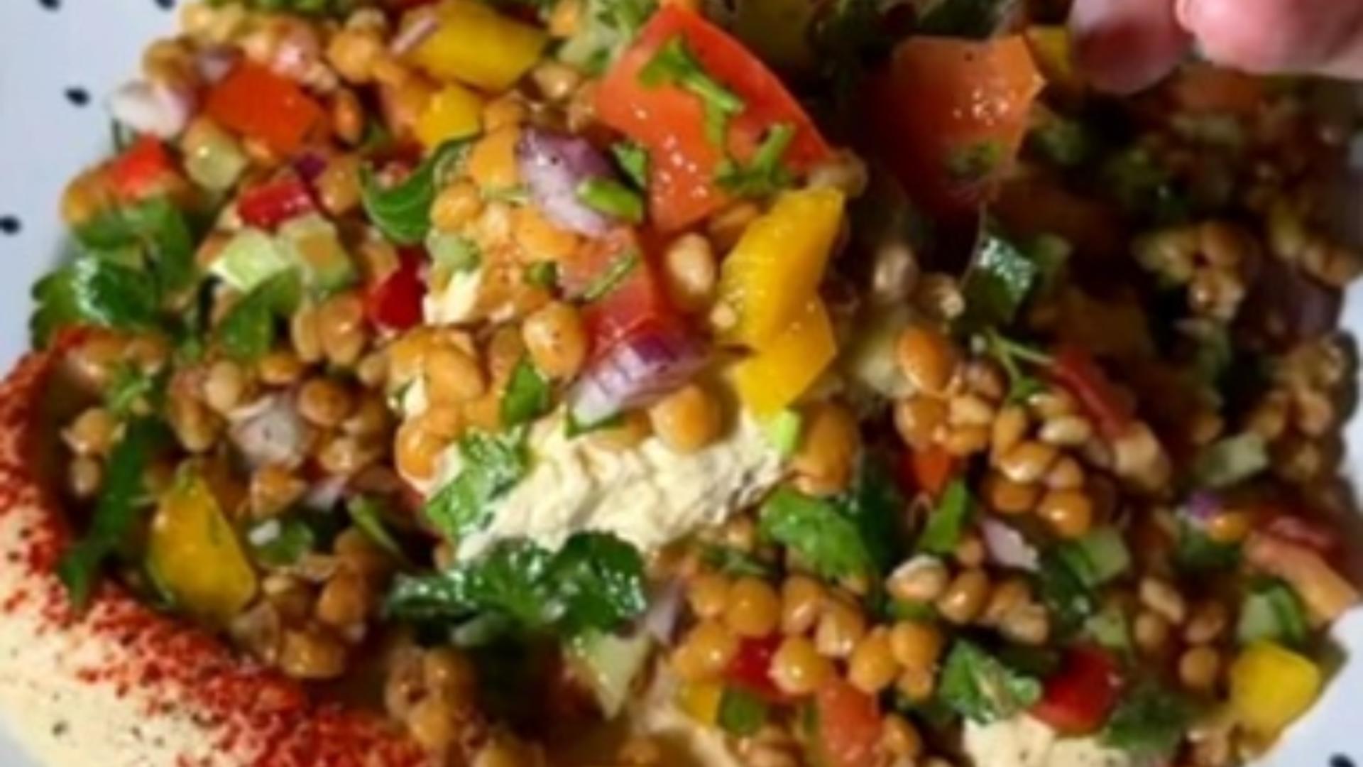 Salată proteică pentru un stil de viață sănătos: echilibrată, gustoasă și consistentă/ Captură video 