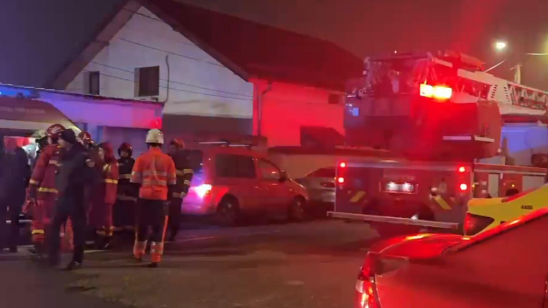 Incendiu într-un bloc din Chitila. 40 de persoane, evacuate. Sunt două victime cu arsuri.