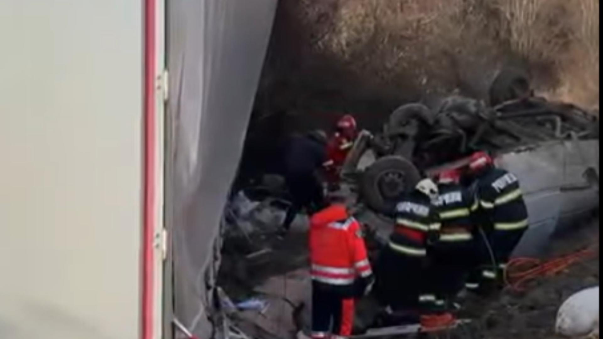 Doi copii şi un adult, victimele acccidentului mortal de pe DN 6. Traficul rutier este complet blocat