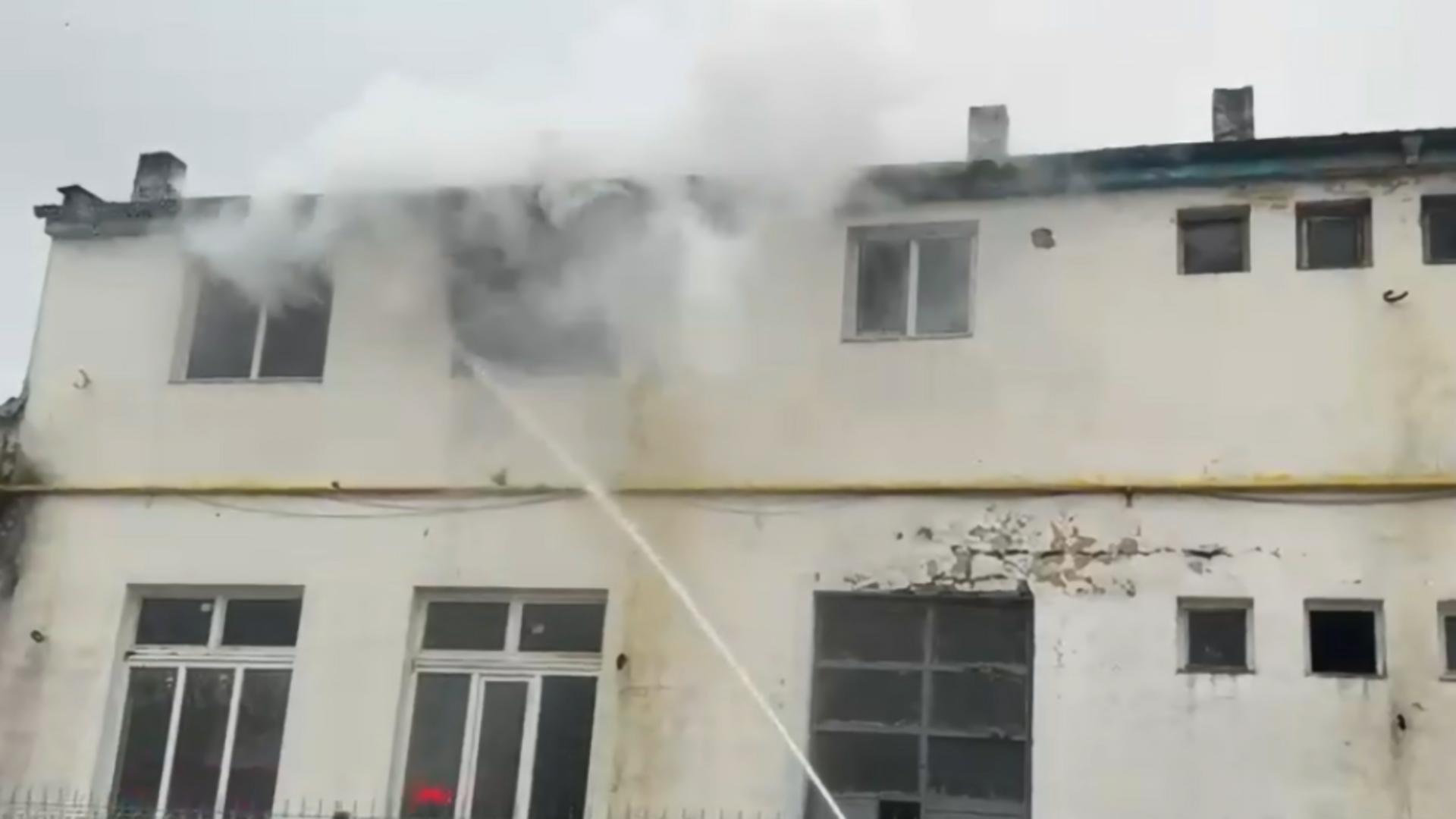 Incendiu uriaș la o hală industrială din Ploiești.