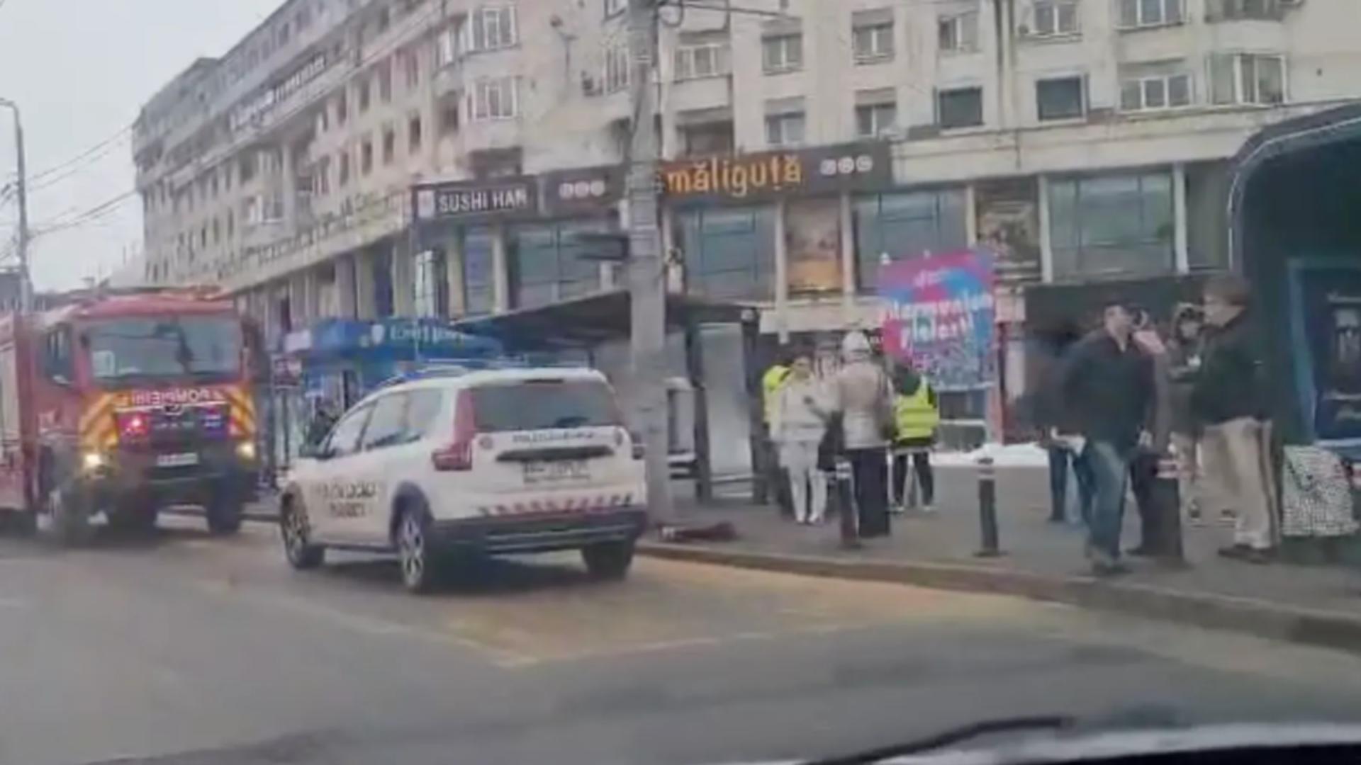 Un bărbat de aproximativ 40 de ani a căzut de pe un bloc din centrul Ploieștiului. Ce l-a salvat.