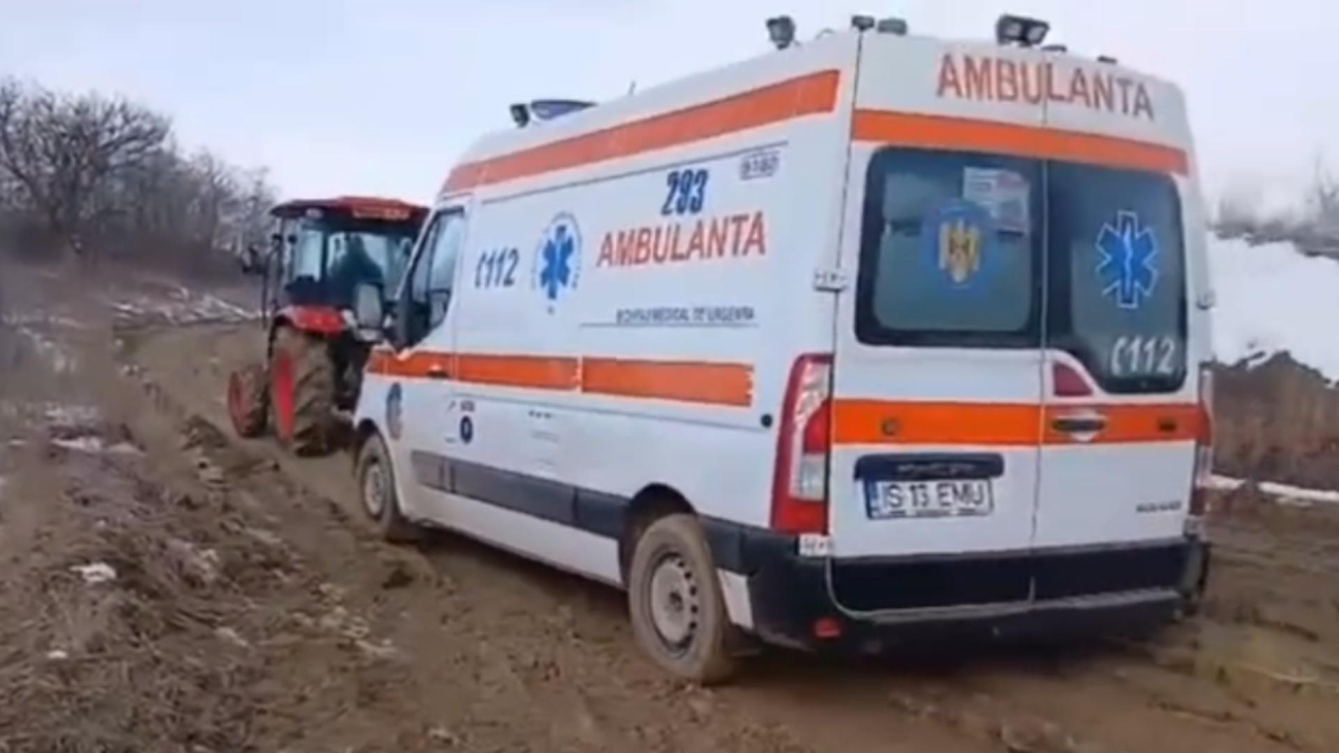 Un bărbat a murit după ce ambulanța chemată să îl ajute a rămas împotmolită în noroi.