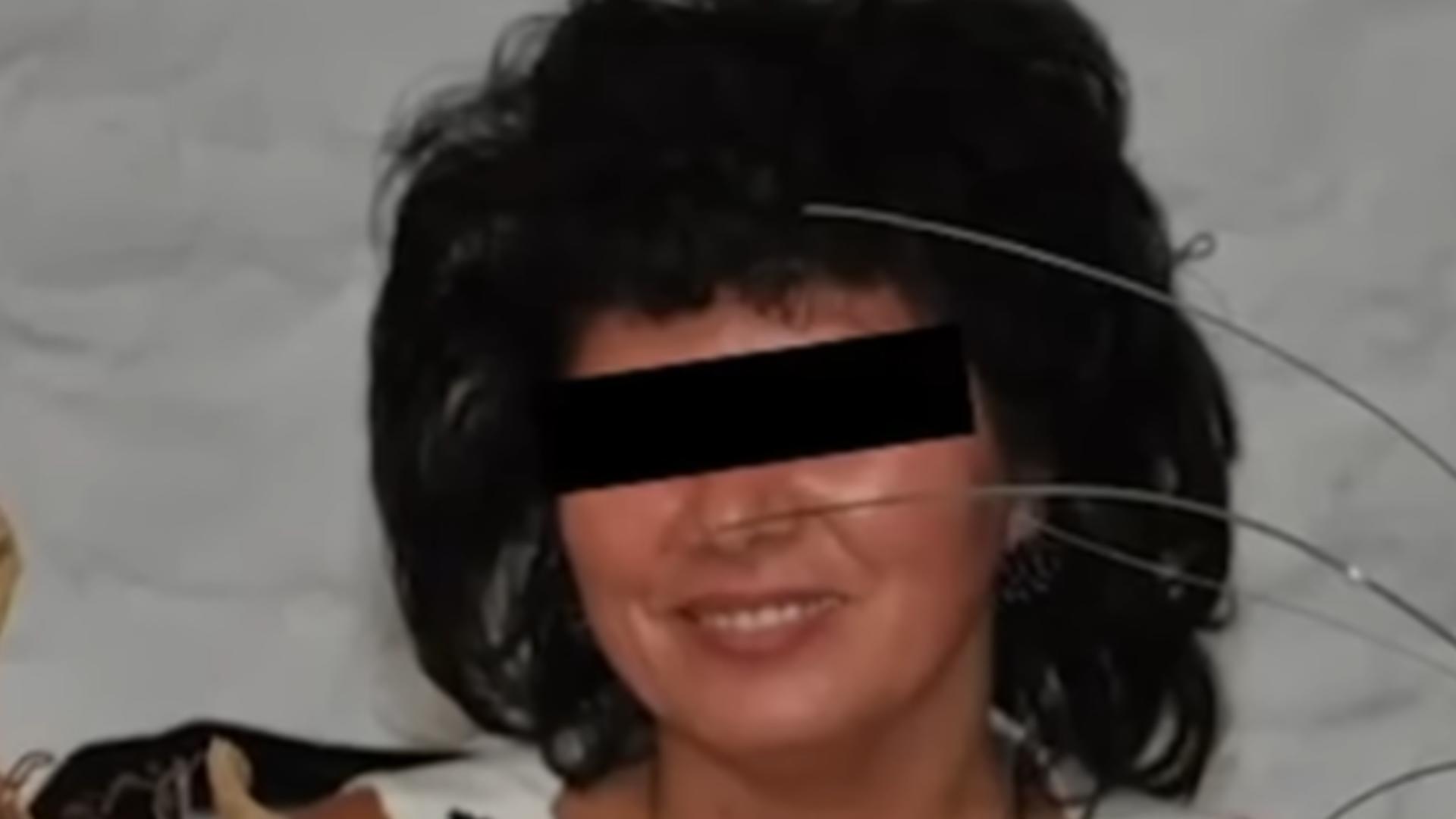 Femeia din Sibiu acuzată că și-a ucis mama pentru avere, în continuare după gratii.