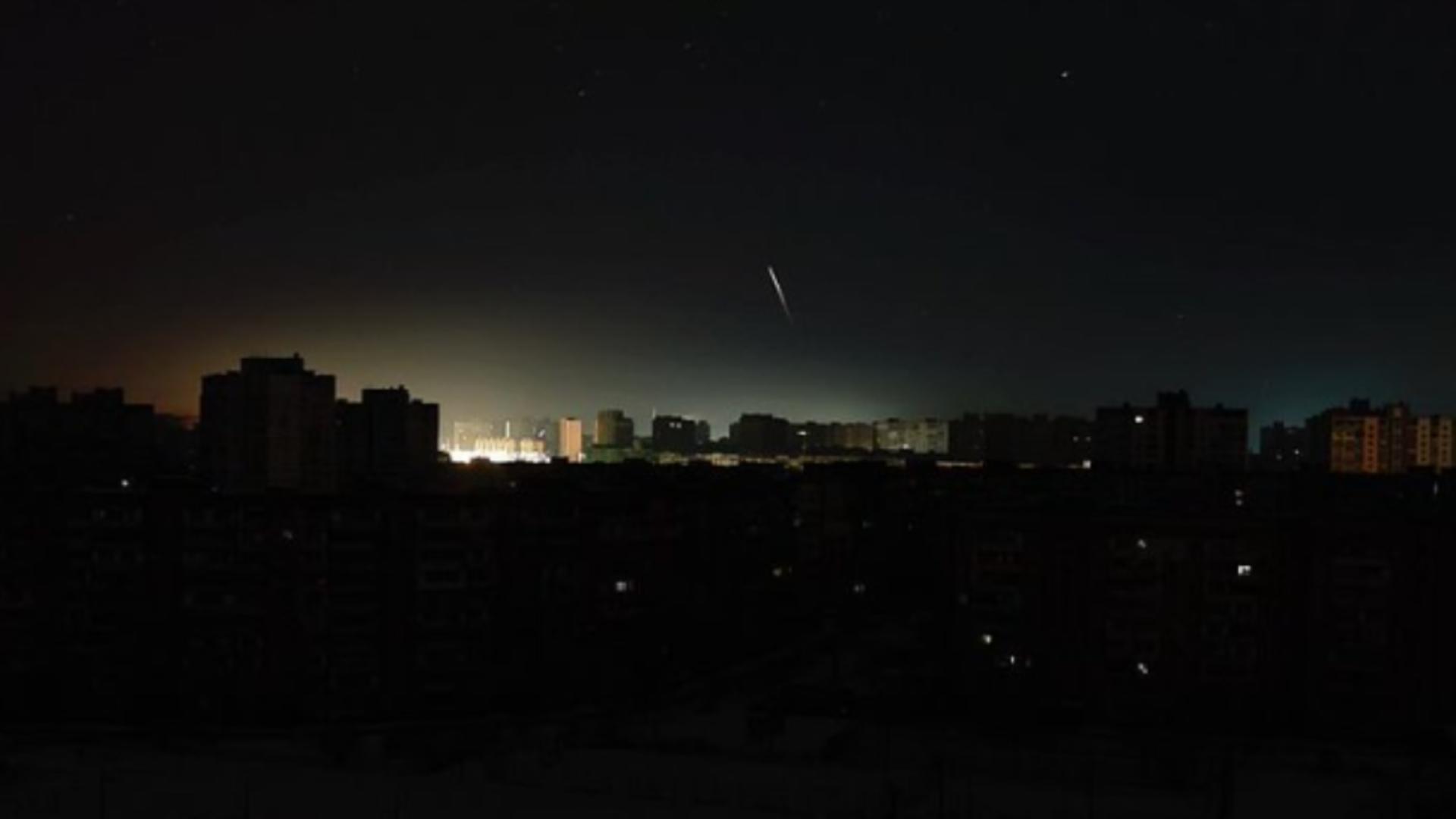  Rusia reia atacurile: Kievul, lovit cu rachete balistice în ajunul discuțiilor de pace de la Abu Dhabi/ Foto: X /The Kyiv Independent