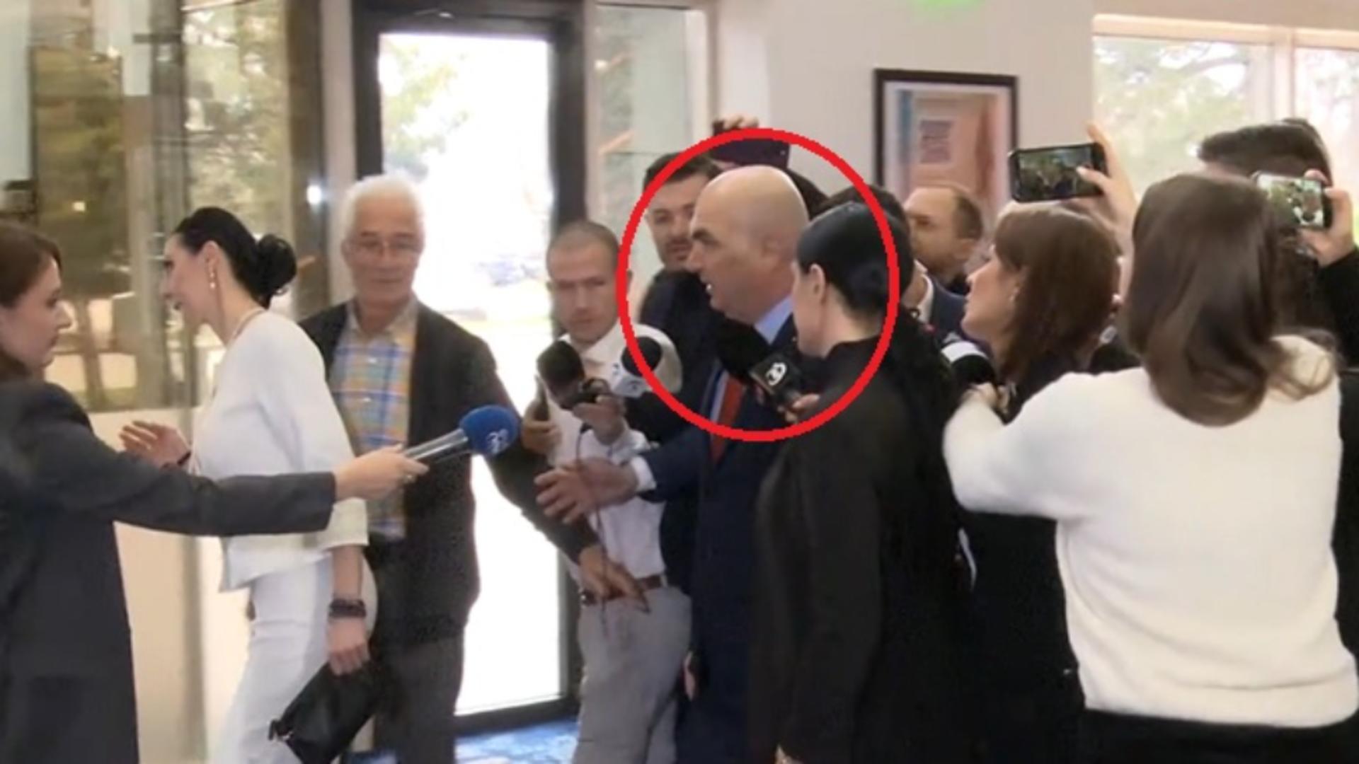 Bolojan fuge iar de presă, în plin scandal pe taxe și pensii / Captură video