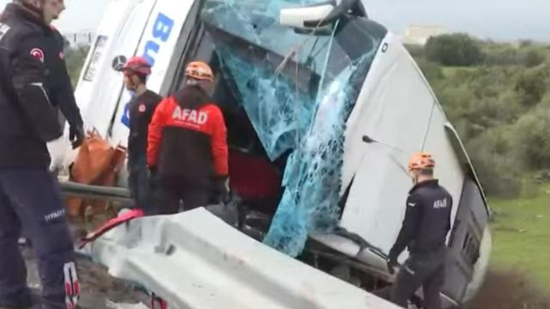 Tragedie în Turcia. Opt morți și 26 de răniți după ce un autobuz a ieșit de pe șosea și s-a răsturnat (foto: captură X)
