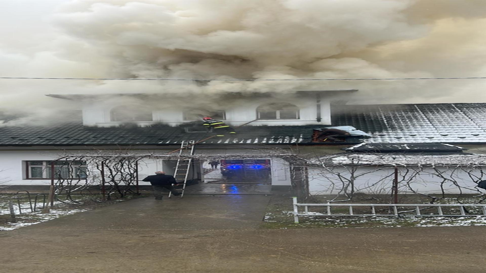 Incendiu la o mânăstire din Gorj. Pompierii intervin pentru stingerea flăcărilor